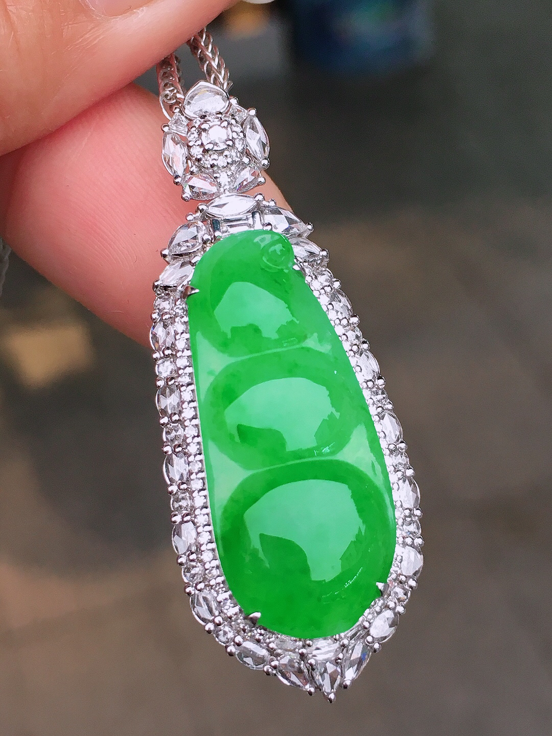 阳绿福豆吊坠，色泽艳丽，玉质细腻，荧光感超
强，饱满圆润，尽显优雅气质，18k
金豪华镶嵌