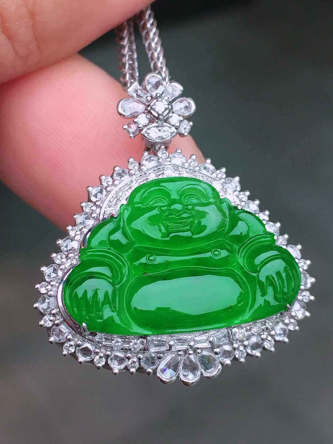 阳绿佛公吊坠，色泽均匀艳丽，玉质细腻，荧光感超
强，饱满圆润，尽显优雅气质，18k
金豪华镶嵌