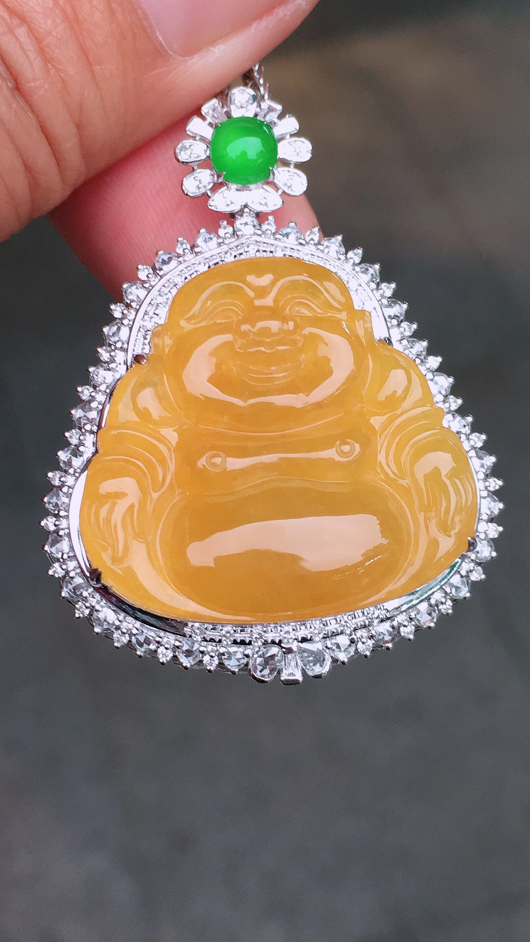 黄翡佛公吊坠，色泽均匀艳丽，玉质细腻，荧光感超
强，饱满圆润，尽显优雅气质，18k
金豪华镶嵌