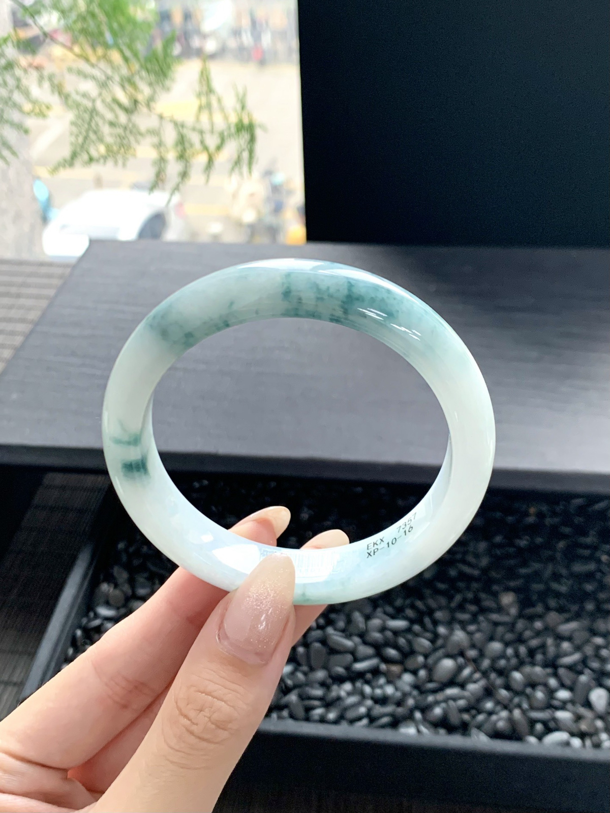 【飘花手镯】
飘花翡翠手镯如一泓春水映落花，清透的底色上翠色轻漾如云如絮，灵动生辉
【尺寸】57