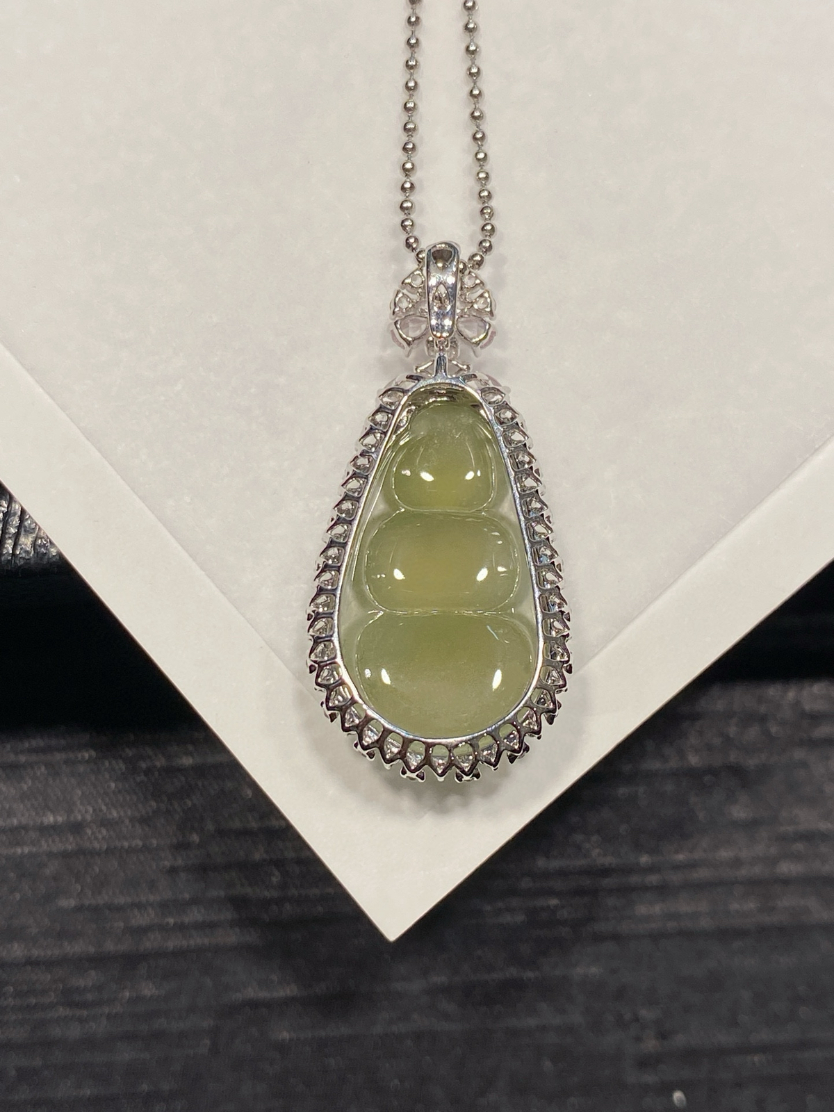 黄翡·福豆

胶润胖福豆，好饱满厚鼓，把财气揉进玉里