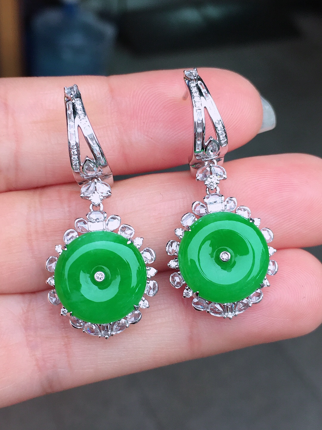 阳绿平安扣耳坠，色泽均匀艳丽，玉质细腻，荧光感超
强，饱满圆润，尽显优雅气质，18k
金豪华镶嵌