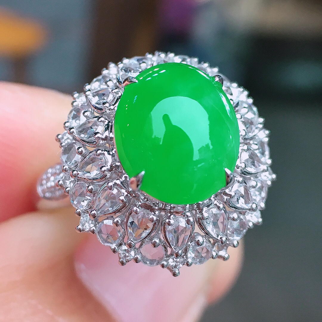 阳绿蛋面戒指，色泽均匀艳丽，玉质细腻，荧光感超
强，饱满圆润，尽显优雅气质，18k
金豪华镶嵌