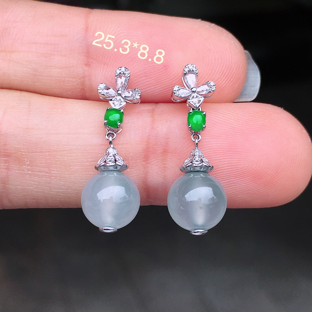 冰种珠子耳坠，玉质细腻，荧光感超
强，饱满圆润，尽显优雅气质，18k
金豪华镶嵌