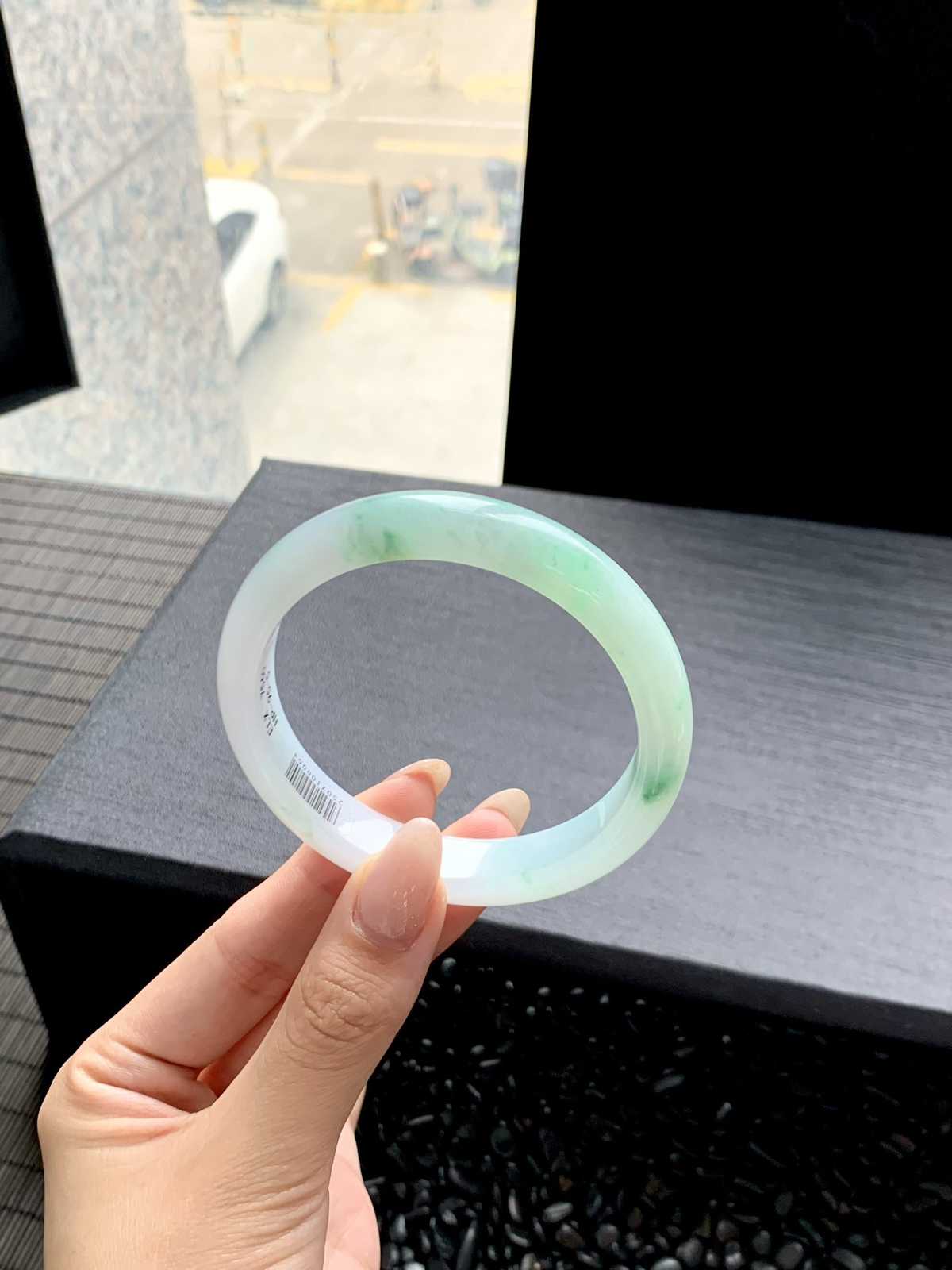 【冰飘花手镯】
光感十足，飘灵动绿花，飘逸灵动，曼妙水中花，方寸间感受灵动古韵诗意，熠熠生辉
【