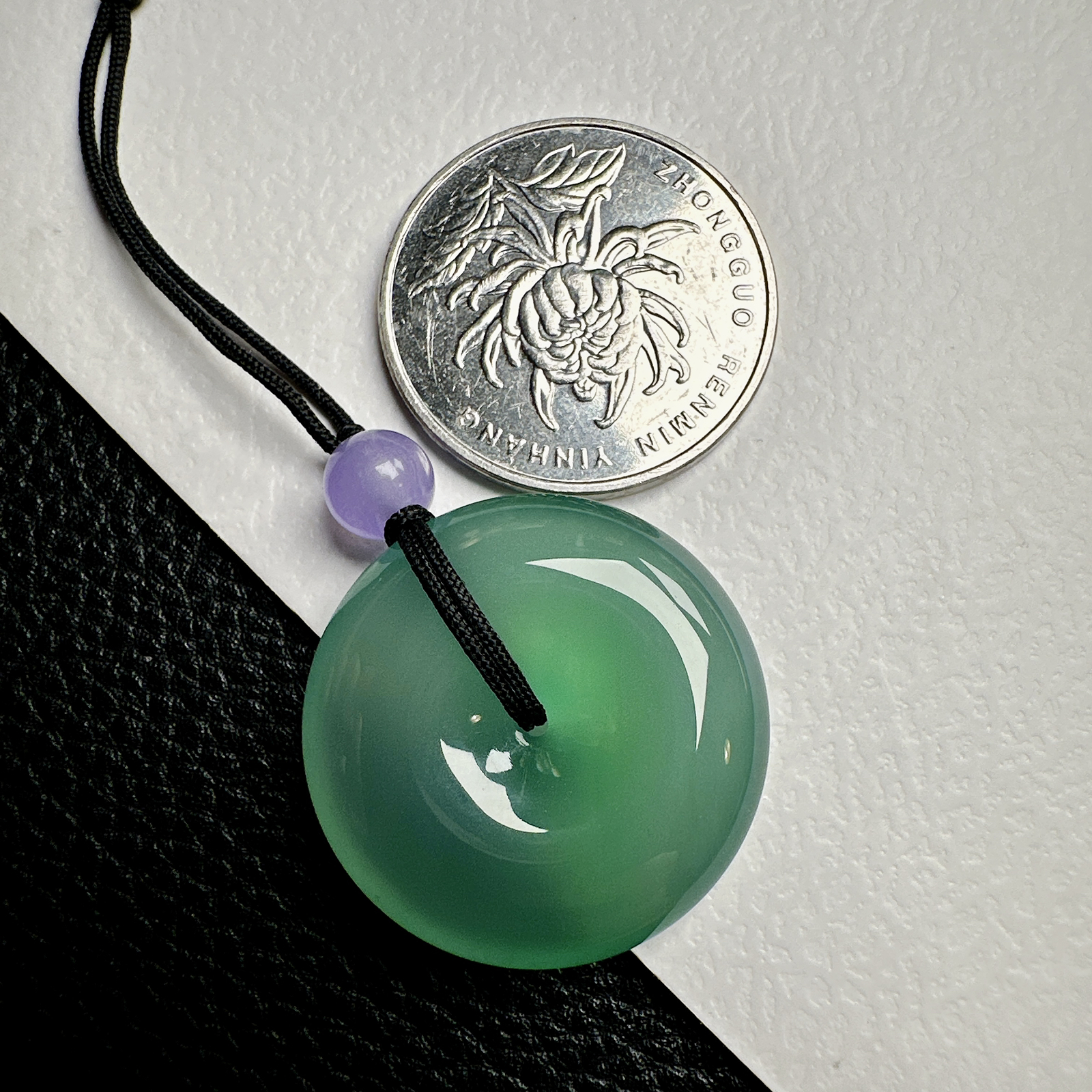 【冰种晴绿平安扣】质地细腻，品质很好，冰感十足，胶感明显，收藏品质