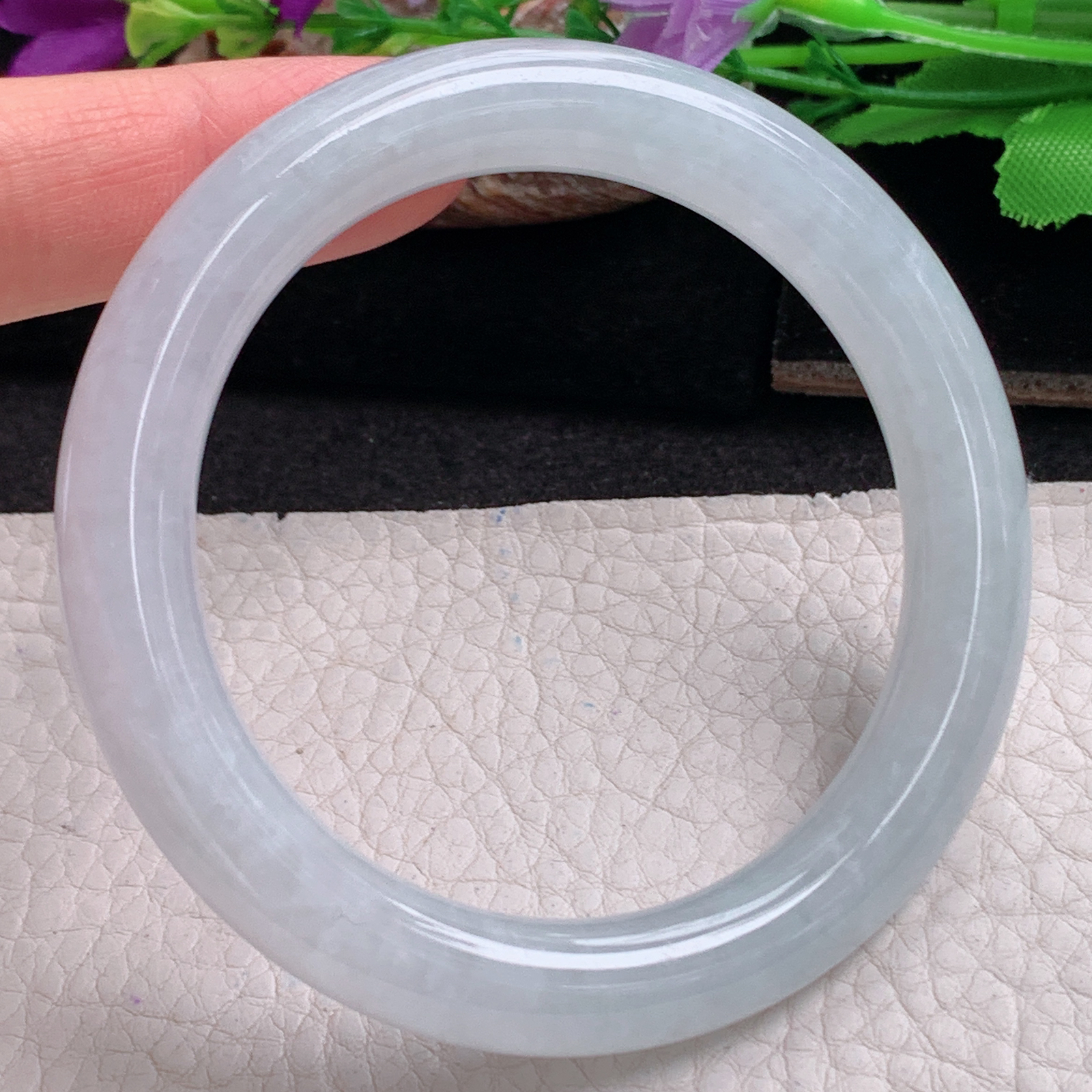 js实拍56*10*9.6美人镯 天然缅甸翡翠a货手冰纯白月光圆条玉镯子