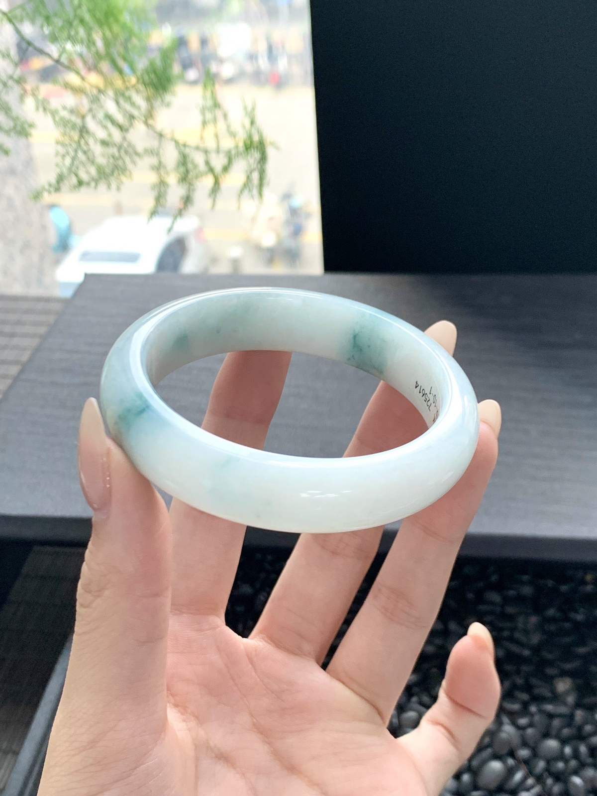 【飘花手镯】
飘花翡翠手镯如一泓春水映落花，清透的底色上翠色轻漾如云如絮，灵动生辉
【尺寸】56-14-8mm