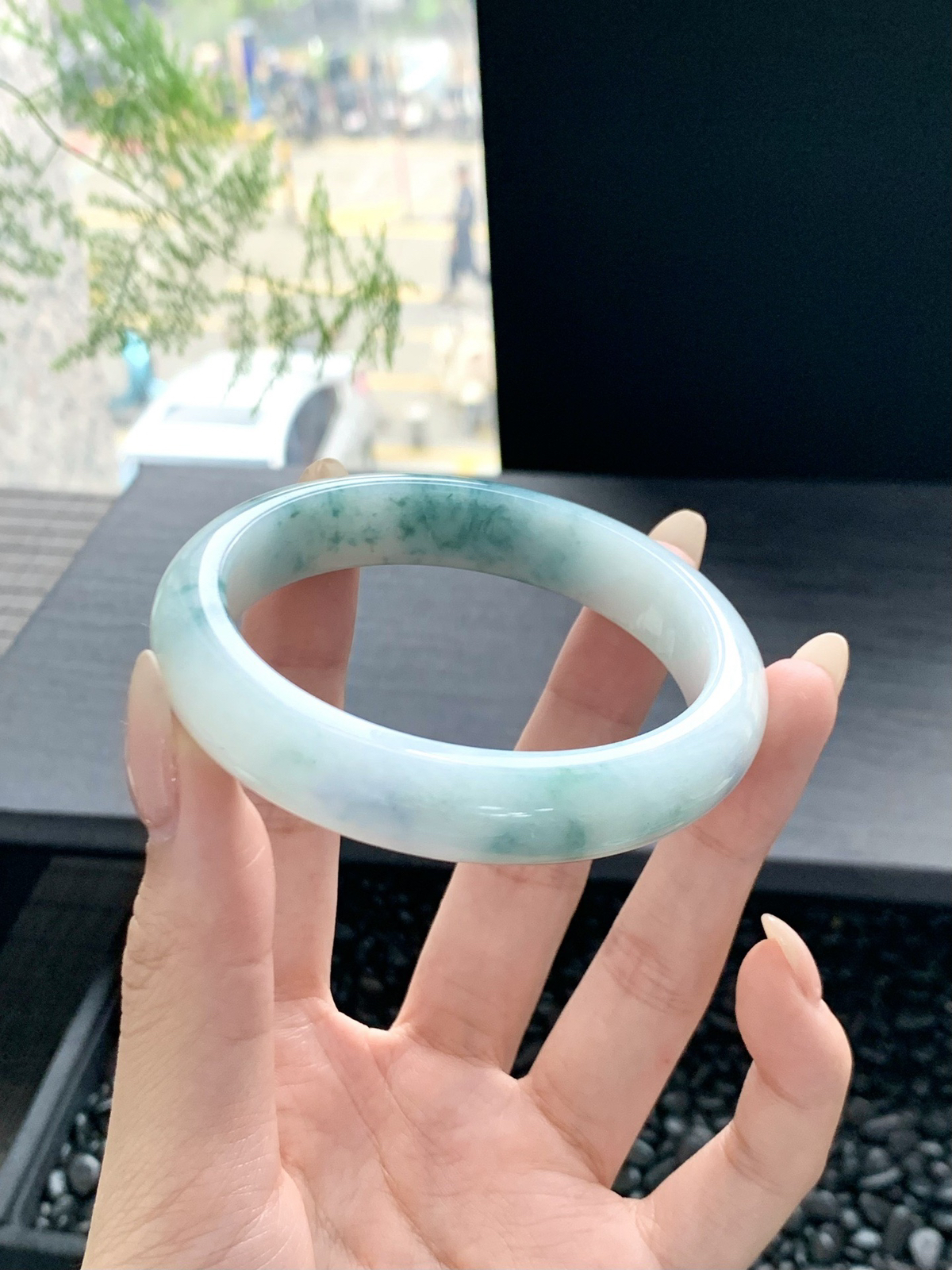 【飘花手镯】
飘花翡翠手镯如一泓春水映落花，清透的底色上翠色轻漾如云如絮，灵动生辉
【尺寸】57-12.5-8mm