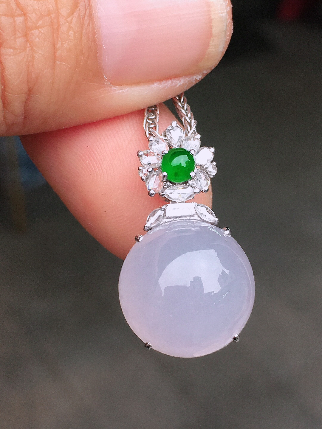 紫罗兰蛋面吊坠，色泽均匀艳丽，玉质细腻，荧光感超
强，饱满圆润，尽显优雅气质，18k
金豪华镶嵌