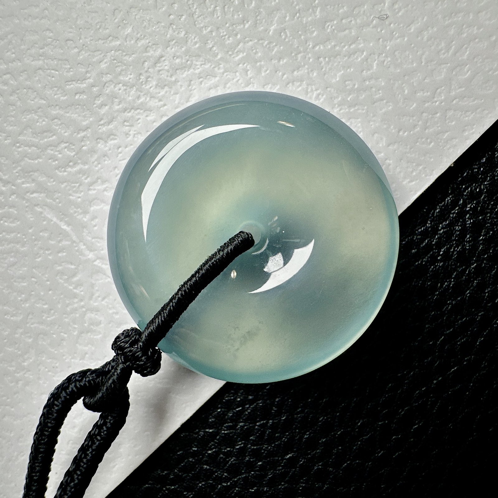 【冰种天空蓝平安扣】质地非常细腻干净，冰润十足，种老冰透，收藏品质