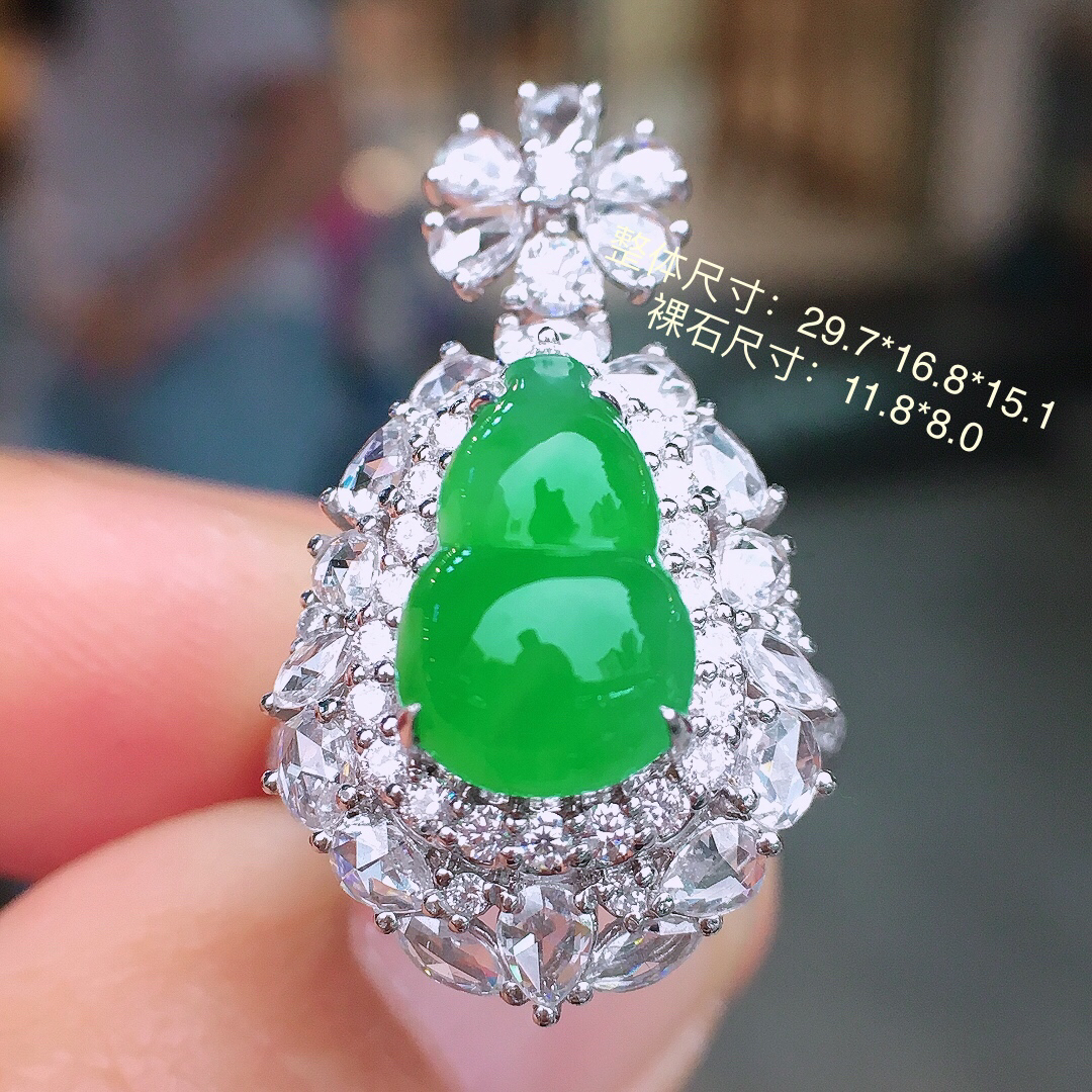 阳绿葫芦戒指/吊坠两用款，色泽均匀艳丽，玉质细腻，荧光感超
强，饱满圆润，尽显优雅气质，18k
金豪华镶嵌