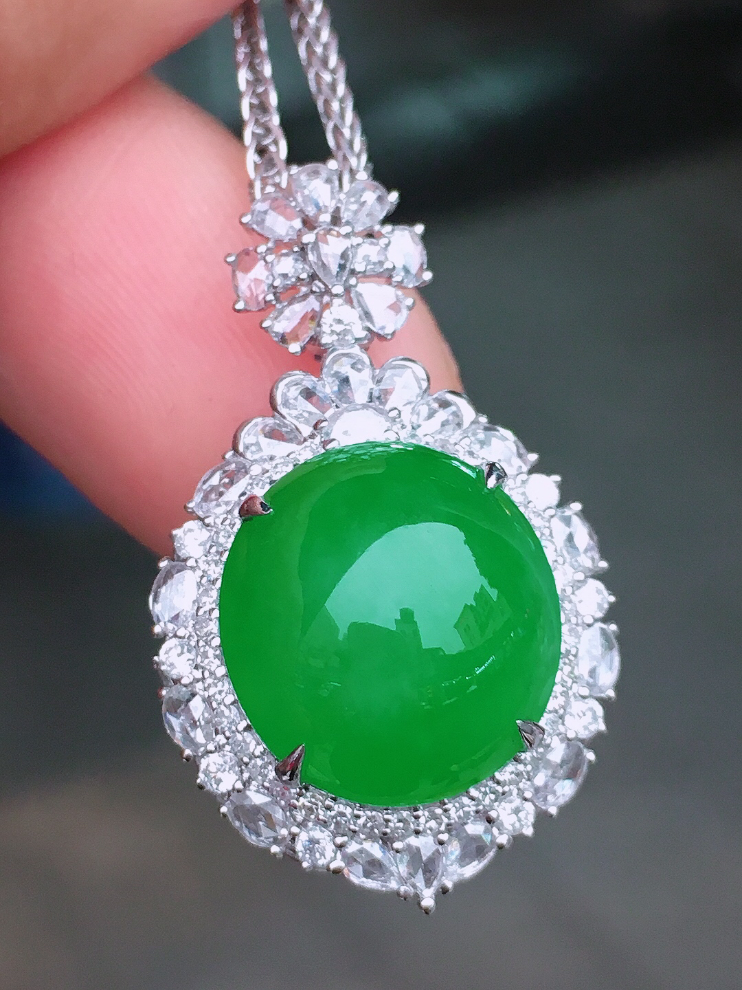 阳绿蛋面吊坠，色泽均匀艳丽，玉质细腻，荧光感超
强，饱满圆润，尽显优雅气质，18k
金豪华镶嵌