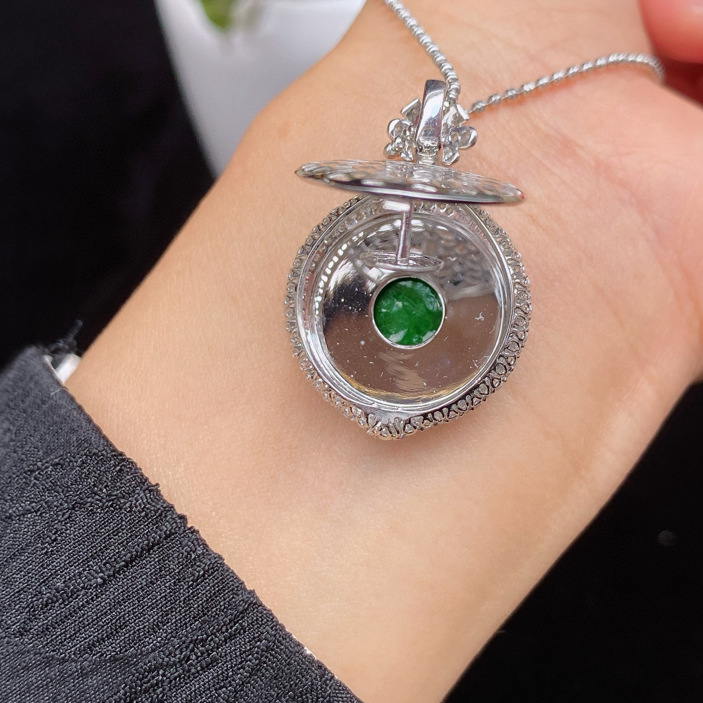 辣阳绿圆牌吊坠 
冰透种好 色辣色满 
18k金镶嵌 高性价比‼️
尺寸如图一  实物更美～