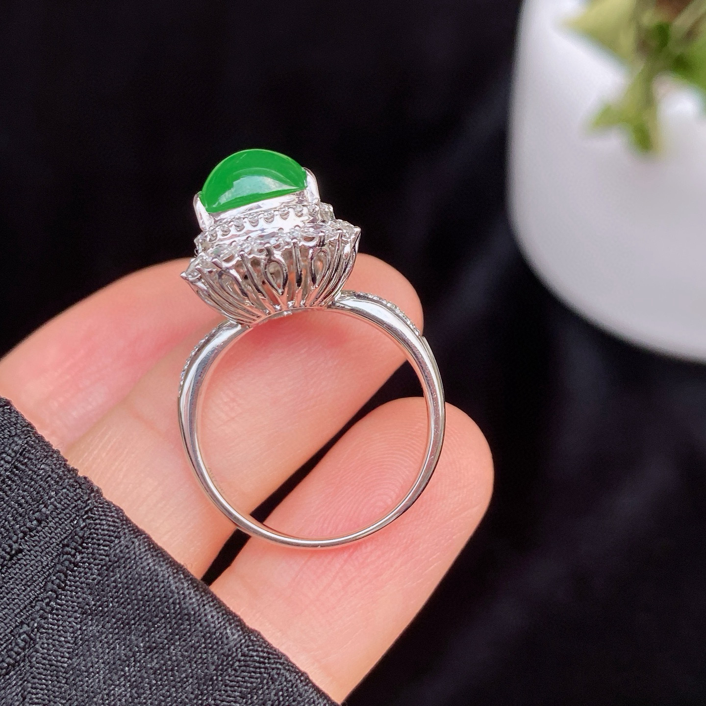 冰阳绿葫芦戒指 
冰透种好 色阳色甜
18k金镶嵌 高性价比‼️
尺寸如图一  实物更美～