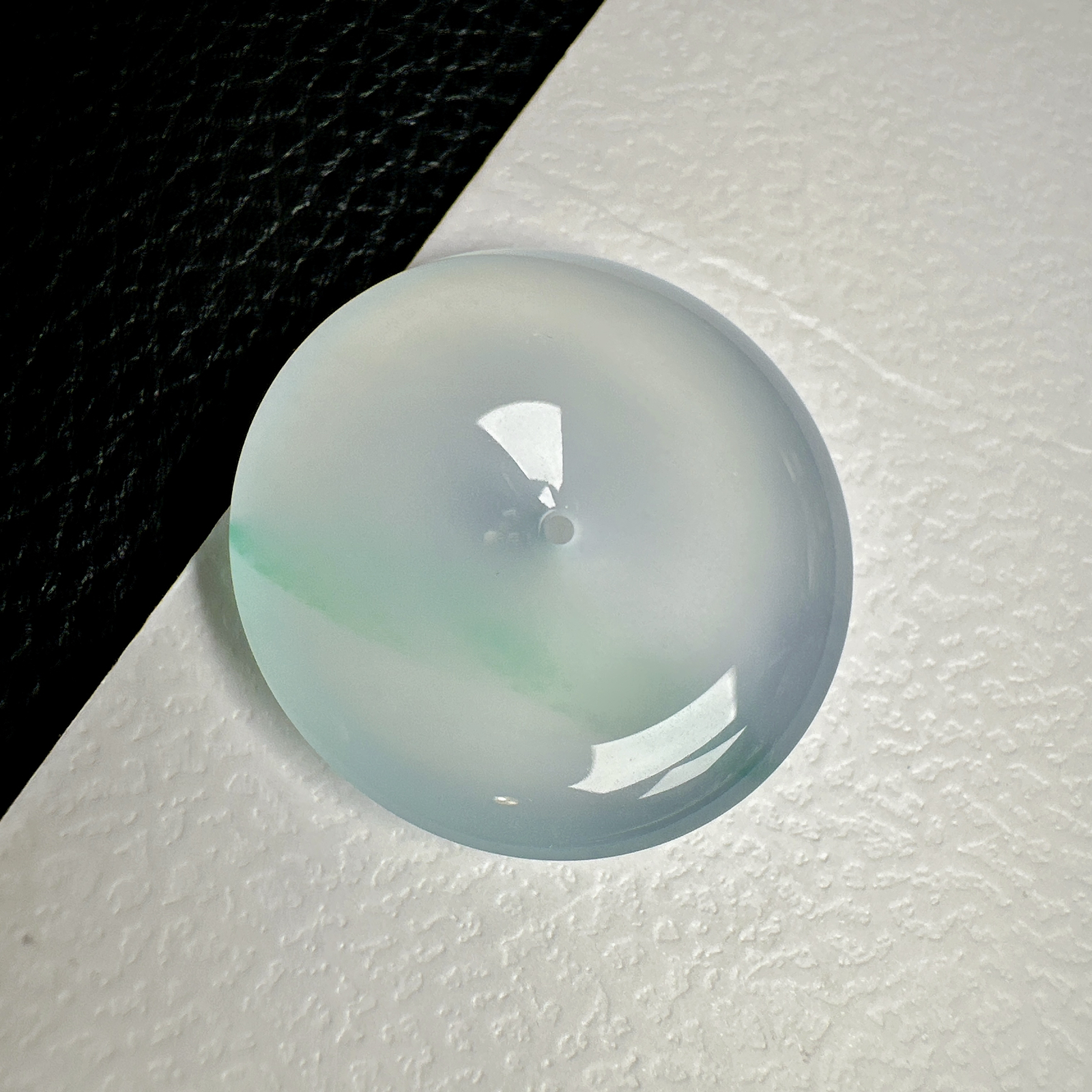 【冰种一摸绿平安扣】质地细腻，品质很好，冰感十足，胶感明显，收藏品质