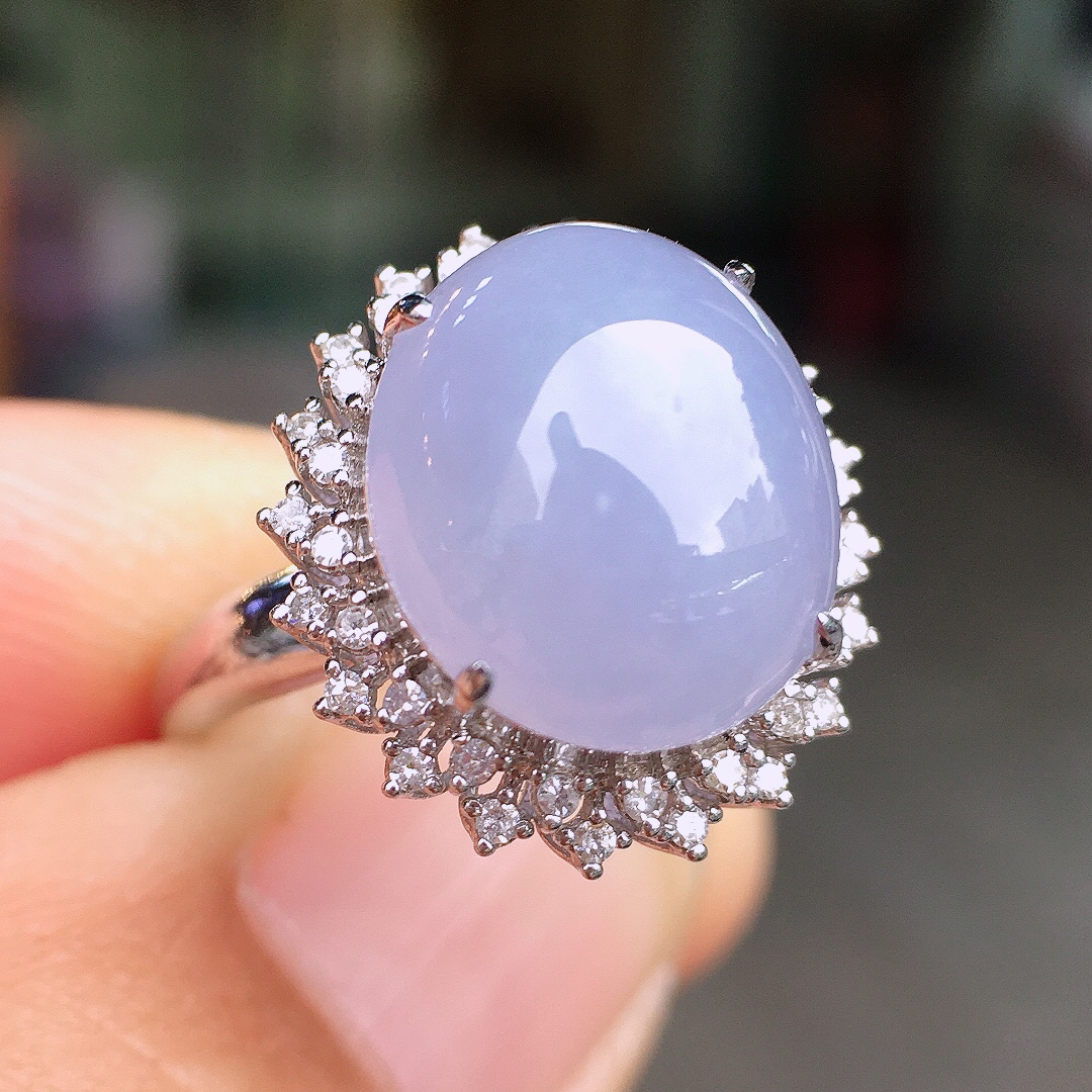 紫罗兰蛋面戒指，色泽均匀艳丽，玉质细腻，荧光感超
强，饱满圆润，尽显优雅气质，18k
金豪华镶嵌