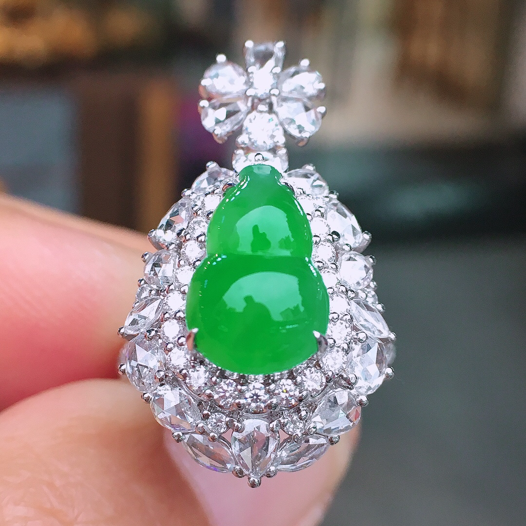 阳绿葫芦戒指/吊坠两用款，色泽均匀艳丽，玉质细腻，荧光感超
强，饱满圆润，尽显优雅气质，18k
金豪华镶嵌