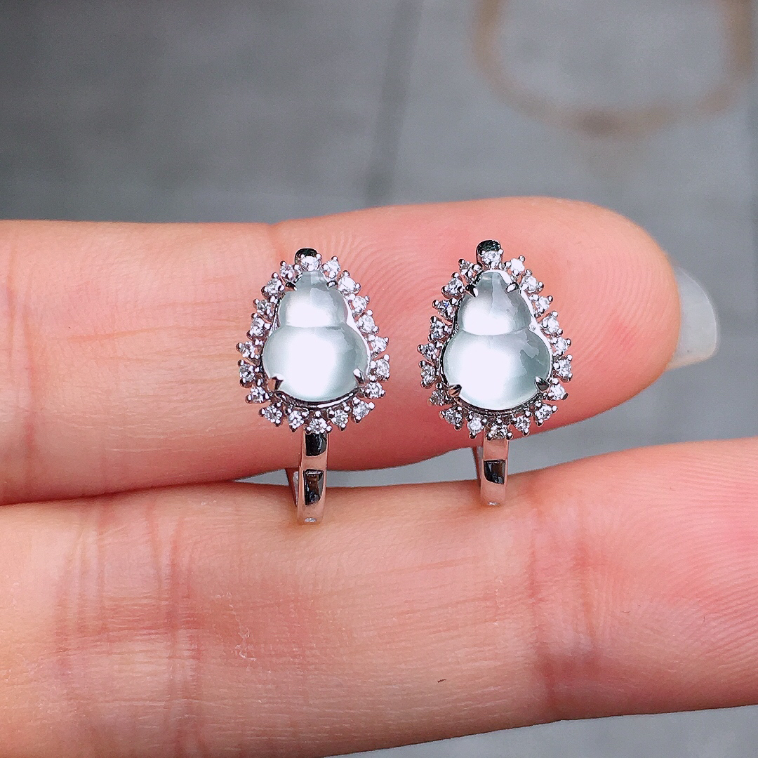 玻璃种葫芦耳钉，玉质细腻，荧光感超
强，饱满圆润，尽显优雅气质，18k
金豪华镶嵌