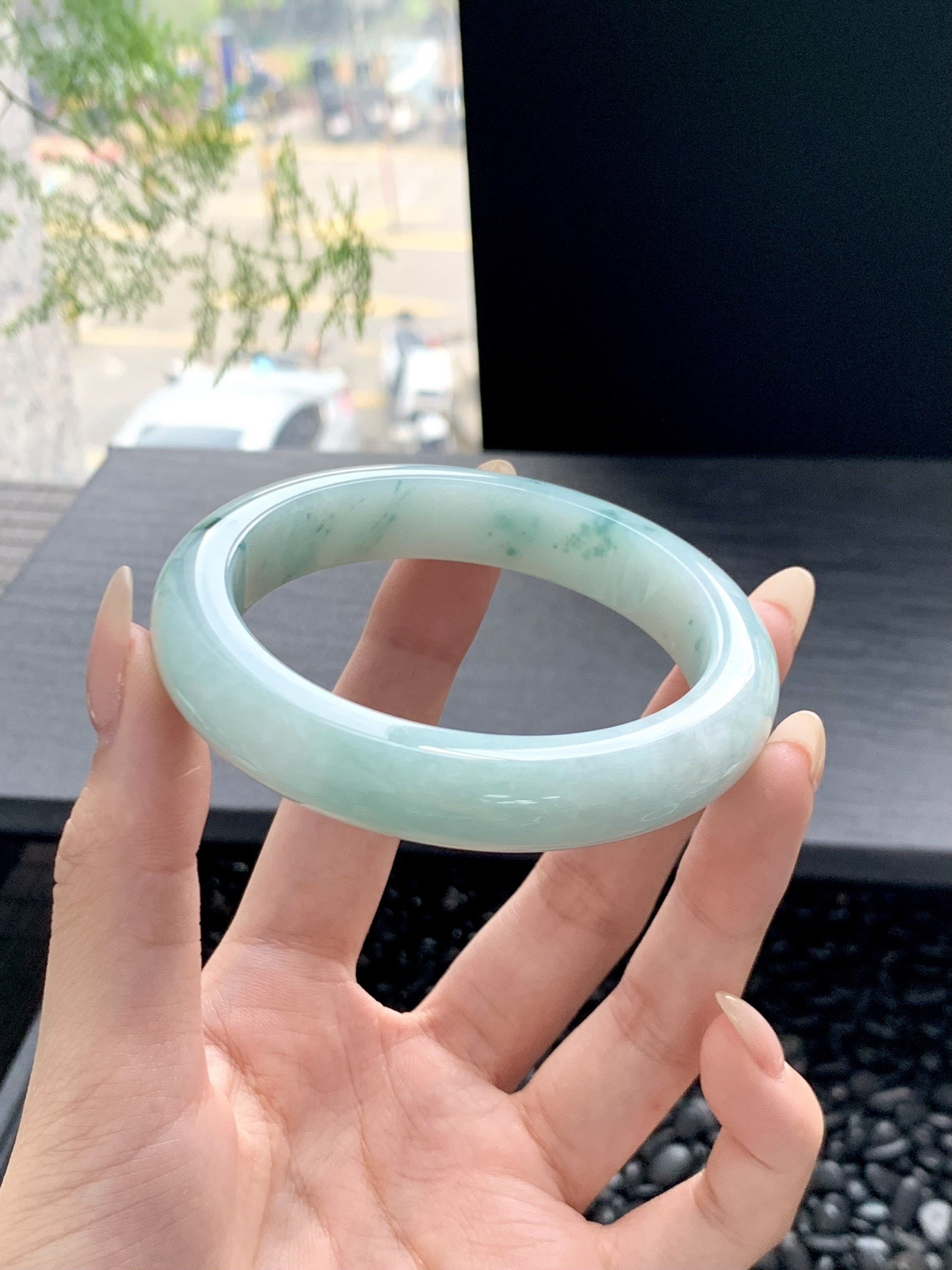 【冰飘花手镯】
缓缓坠入绿林江南满圈藻绿花色 清气若兰，道不尽的中式清雅，沁人心脾️（微瑕）
【尺寸】55-12-8mm