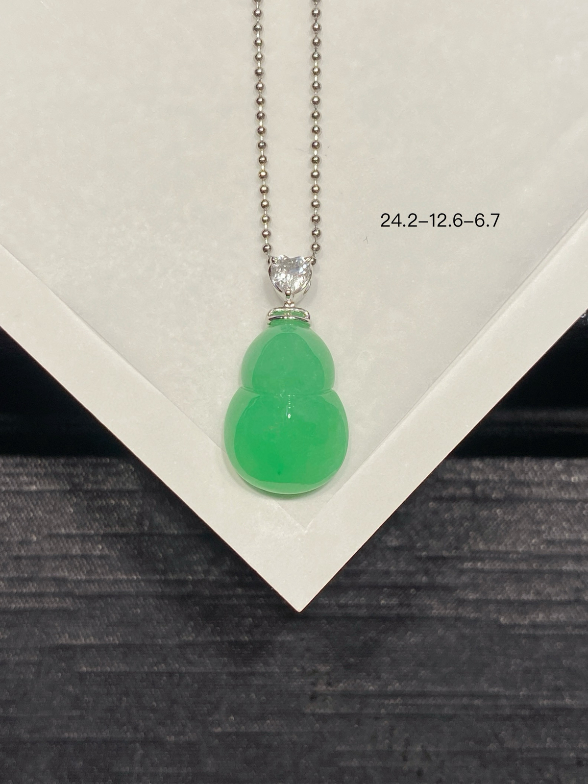 阳绿·葫芦

翠色越看越甜，福禄越戴越有