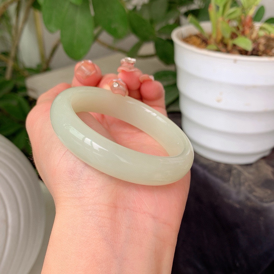 私人专拍超低价放漏，特批赠送手串一个
和田玉52.8圈口青白色手镯！重46.9克玉质细腻油润 底色纯