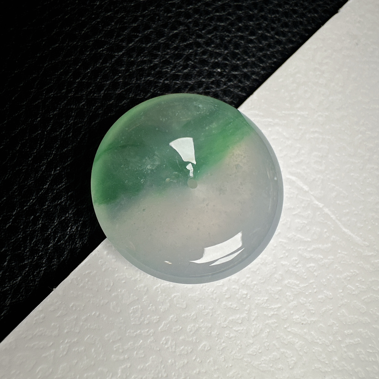 【冰种飘绿平安扣】质地非常细腻干净，冰润十足，种老冰透，收藏品质