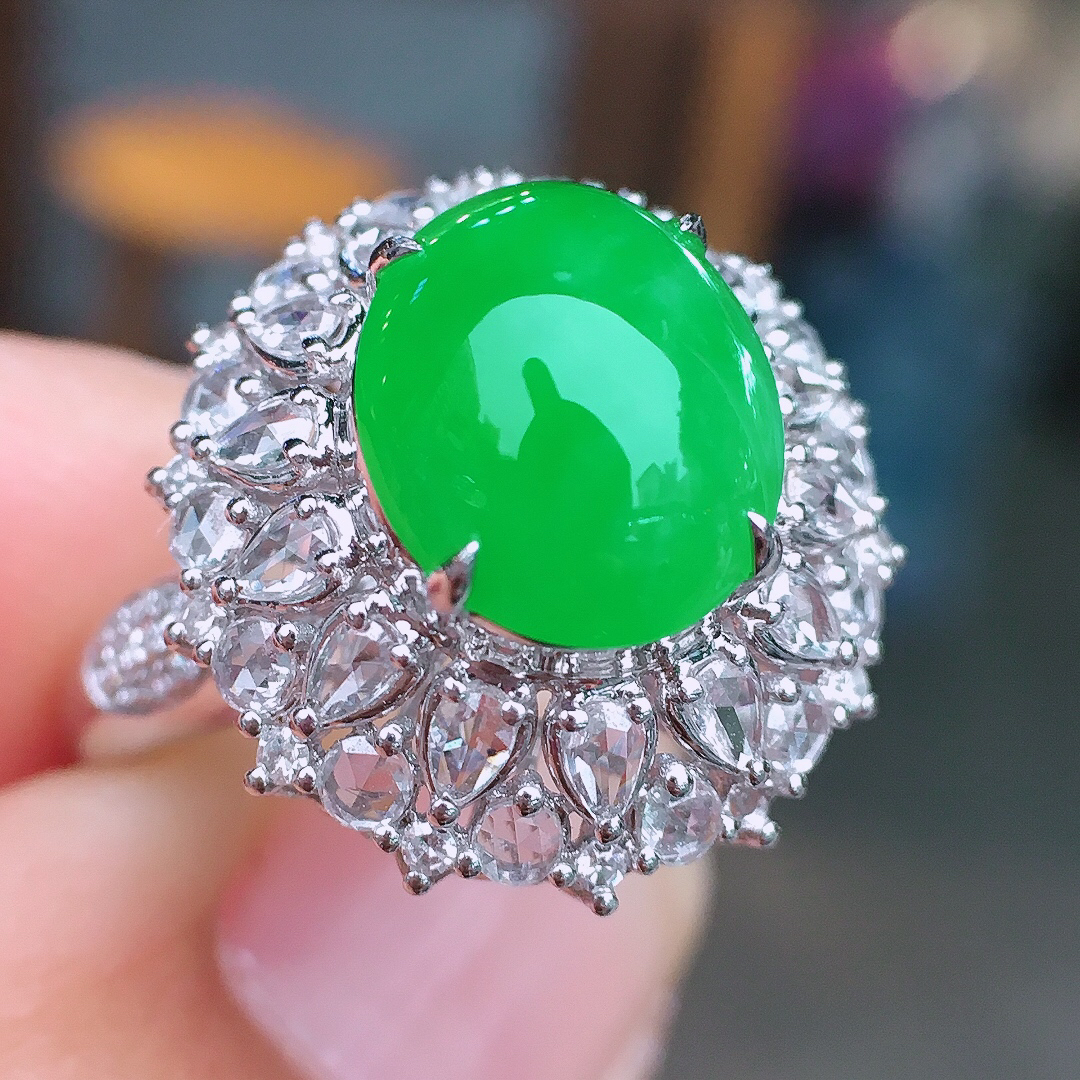 阳绿蛋面戒指，色泽均匀艳丽，玉质细腻，荧光感超
强，饱满圆润，尽显优雅气质，18k
金豪华镶嵌