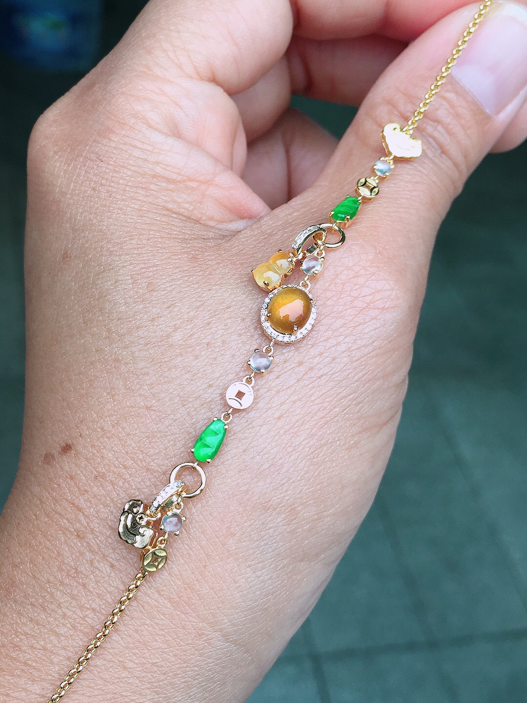 黄翡蛋面手链，色泽均匀艳丽，玉质细腻，荧光感超
强，饱满圆润，尽显优雅气质，18k
金豪华镶嵌