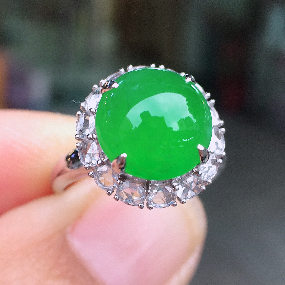 阳绿蛋面戒指，色泽均匀艳丽，玉质细腻，荧光感超
强，饱满圆润，尽显优雅气质，18k
金豪华镶嵌