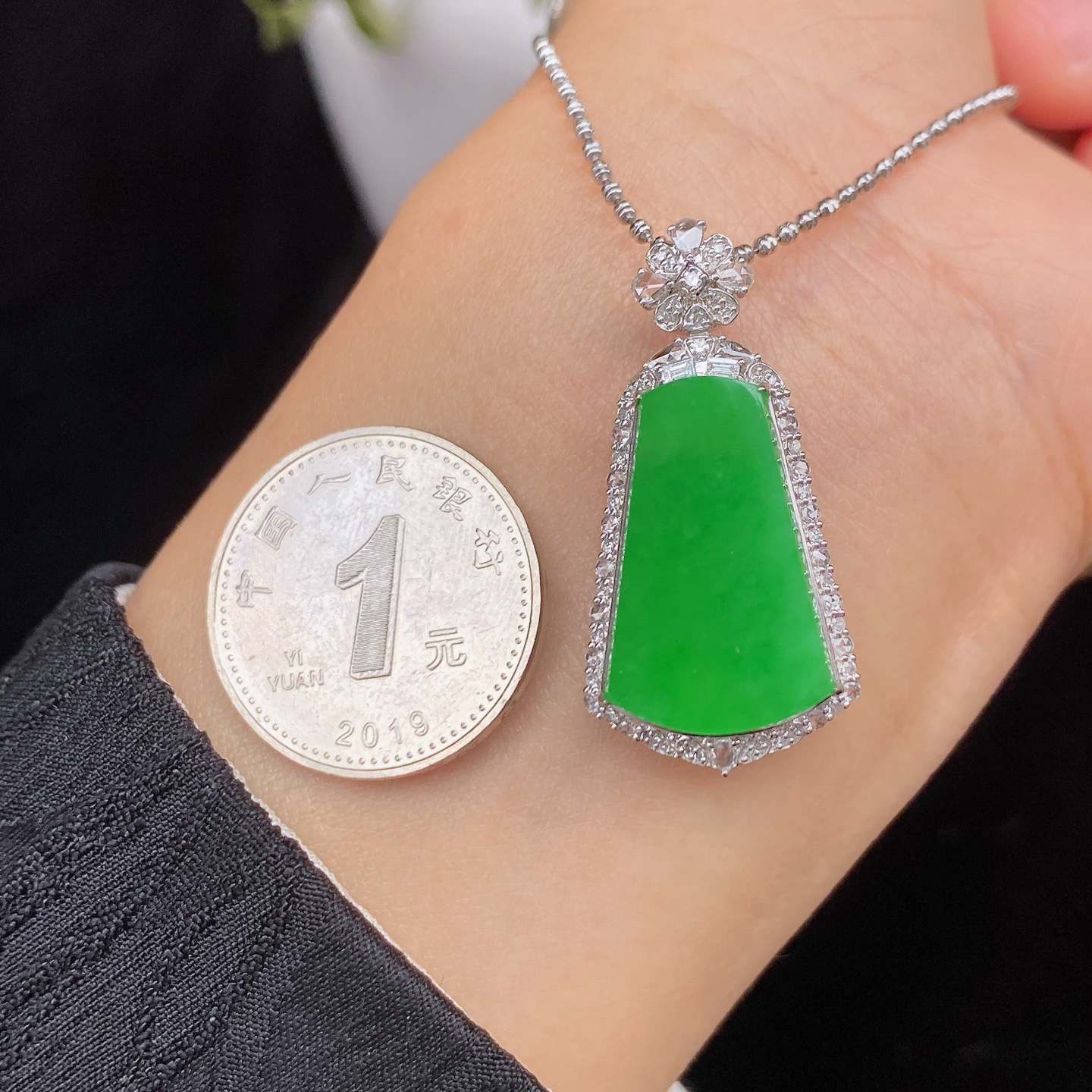 冰阳绿无事牌吊坠 
种老肉细 精致简约
色阳色正 18k金镶嵌 高性价比‼️
尺寸如图一  实物更美～