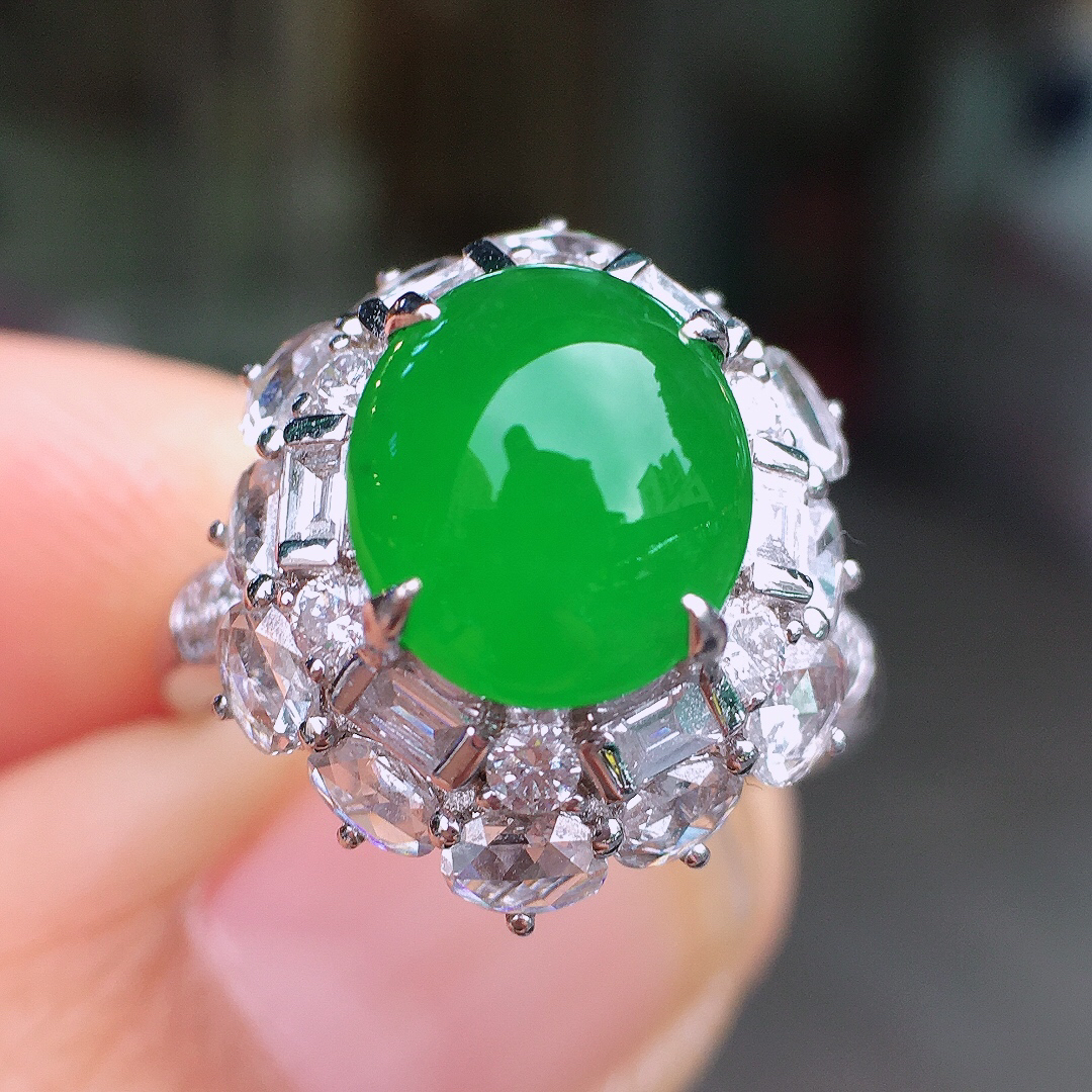 阳绿蛋面戒指，色泽均匀艳丽，玉质细腻，荧光感超
强，饱满圆润，尽显优雅气质，18k
金豪华镶嵌