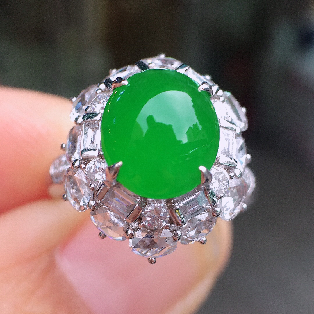 阳绿蛋面戒指，色泽均匀艳丽，玉质细腻，荧光感超
强，饱满圆润，尽显优雅气质，18k
金豪华镶嵌