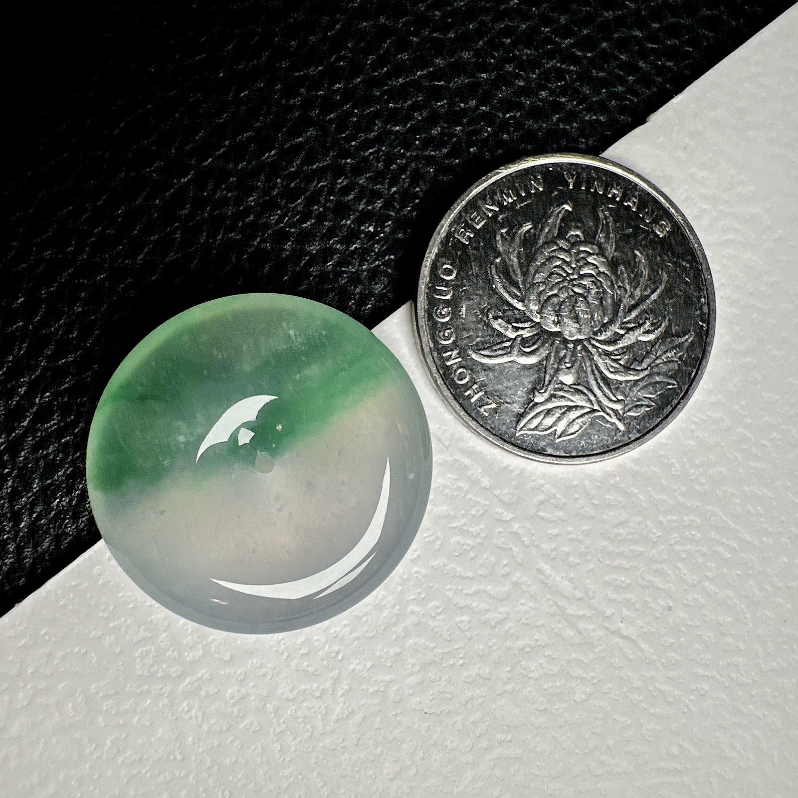 【冰种飘绿平安扣】质地非常细腻干净，冰润十足，种老冰透，收藏品质