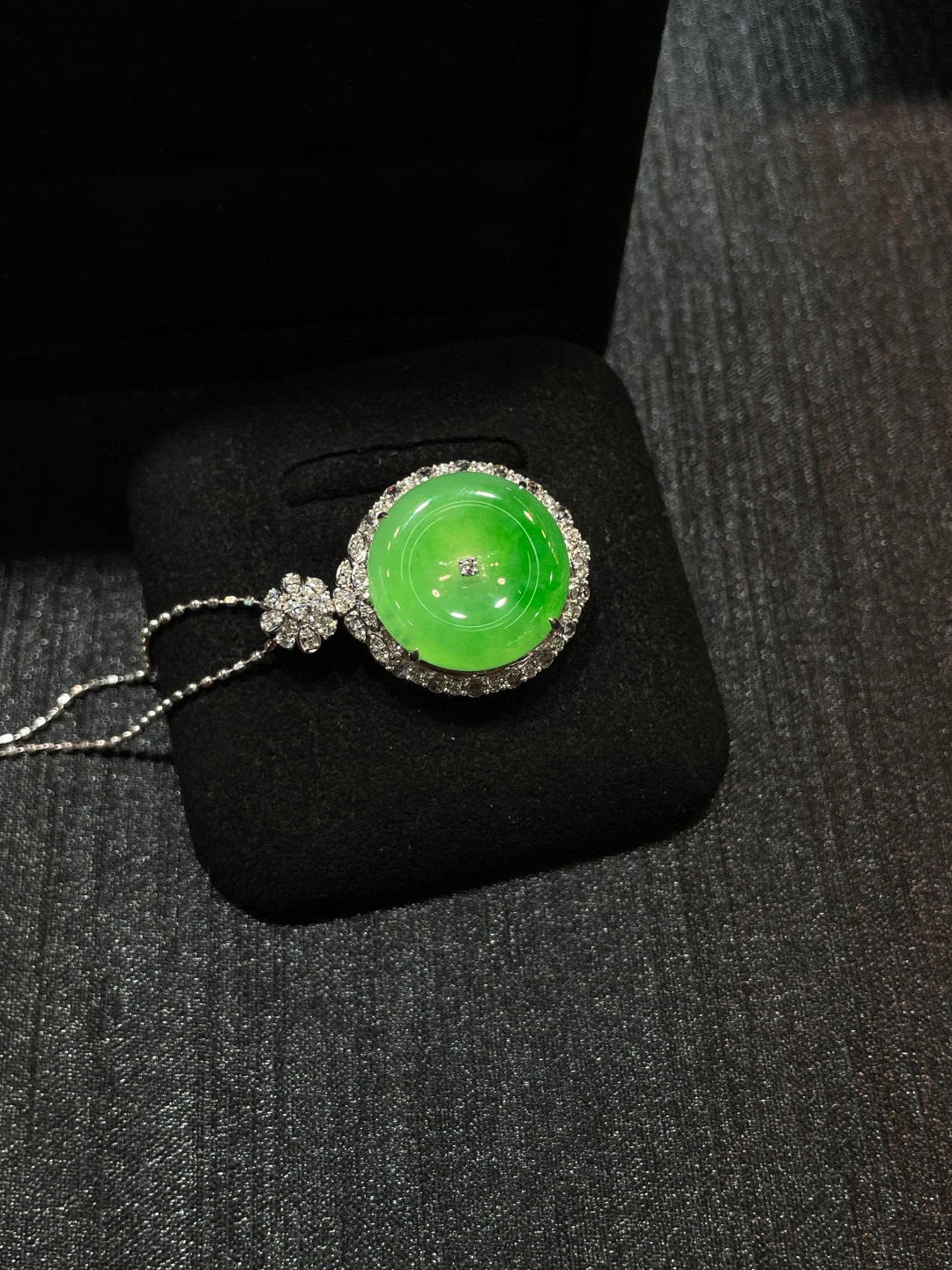 冰阳绿 飘花 平安扣吊坠

18k金配钻镶嵌