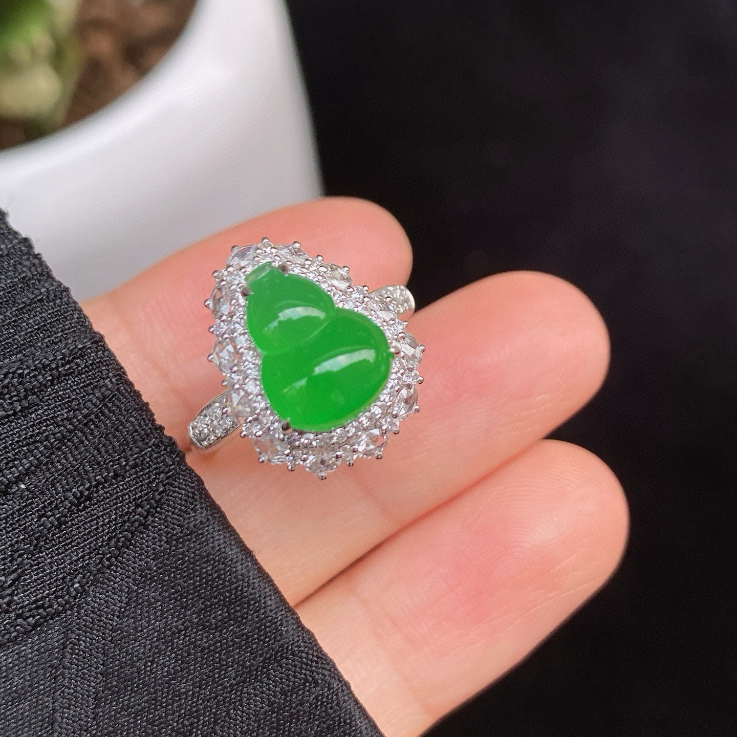 冰阳绿葫芦戒指 
冰透种好 色阳色甜
18k金镶嵌 高性价比‼️
尺寸如图一  实物更美～