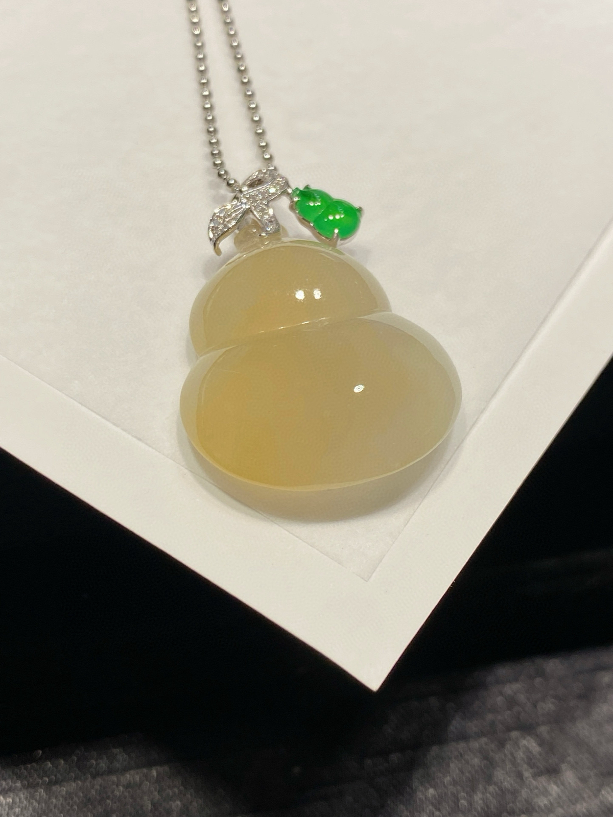 黄翡·葫芦

这枚蜜黄葫芦，冰润饱满，招财神器～