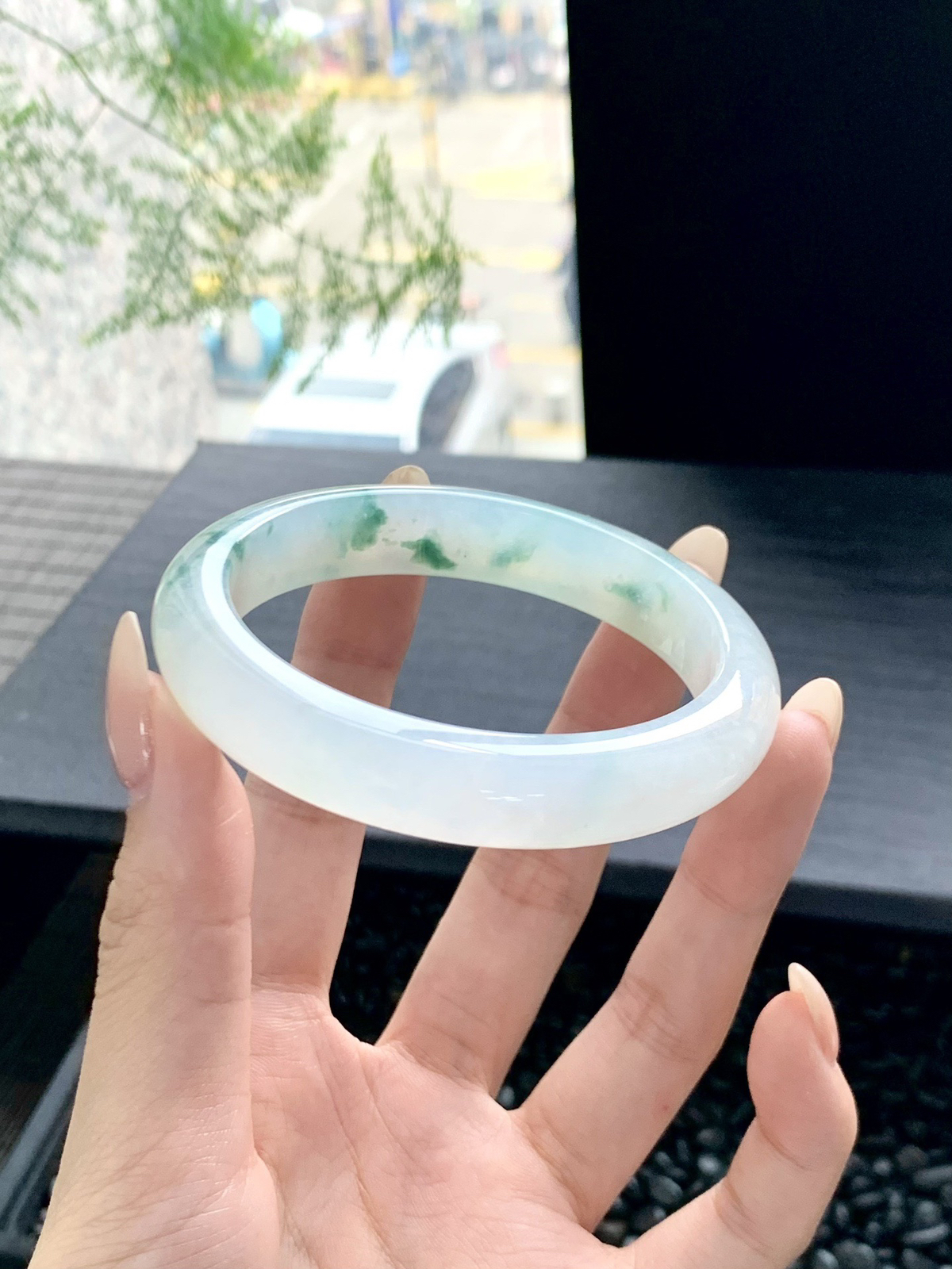 【冰飘花手镯】
清爽花色灵动而飘渺，勾勒出一副唯美诗意的山水意境画，古典优雅又秀气
【尺寸】57-12-8mm