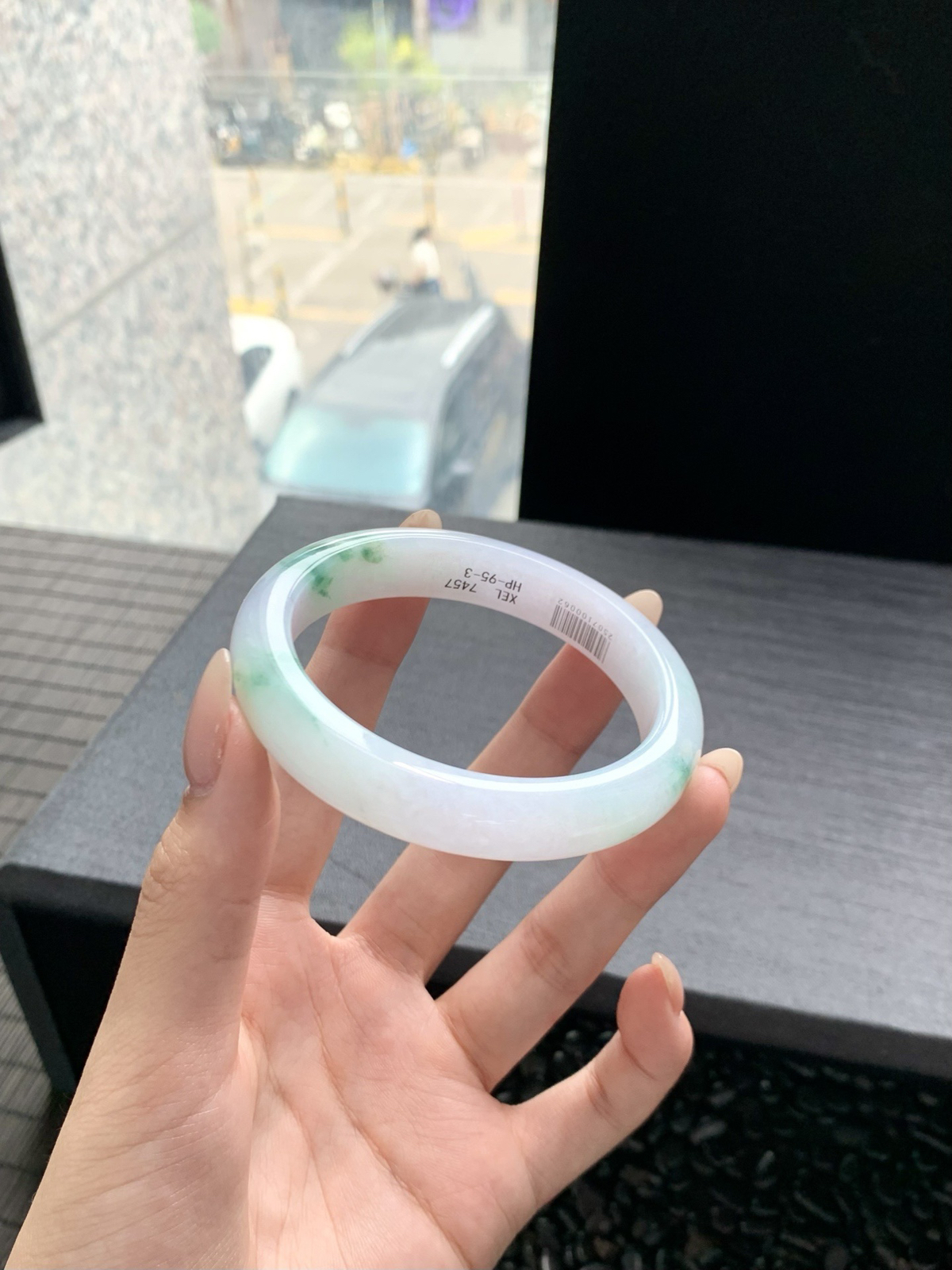 【冰飘花手镯】
天涯何处无芳草如花似梦 游于水中的花盛开绽放水上生花 宛如一幅完整的山水画卷
【尺寸】57-12-8mm