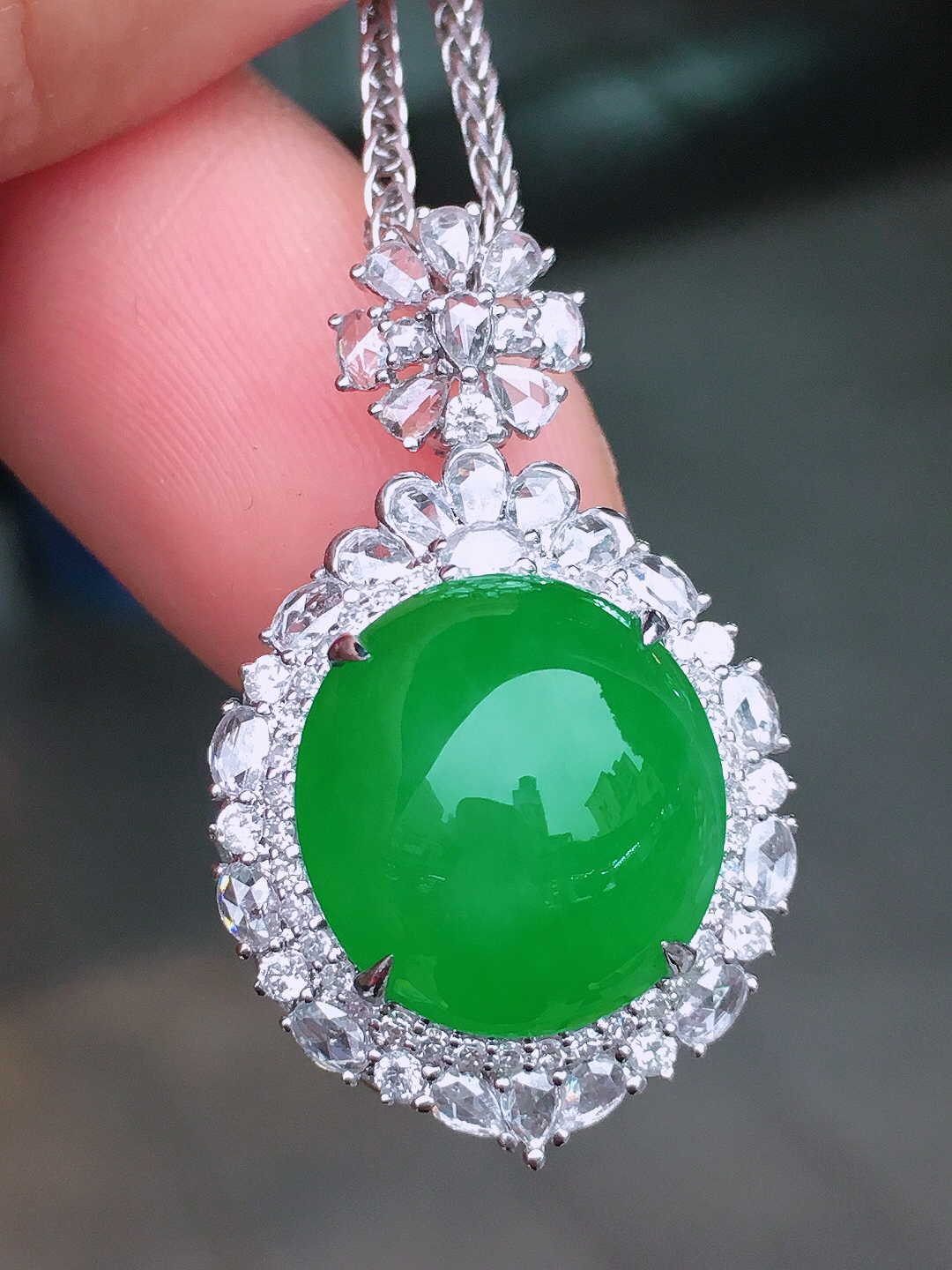 阳绿蛋面吊坠，色泽均匀艳丽，玉质细腻，荧光感超
强，饱满圆润，尽显优雅气质，18k
金豪华镶嵌