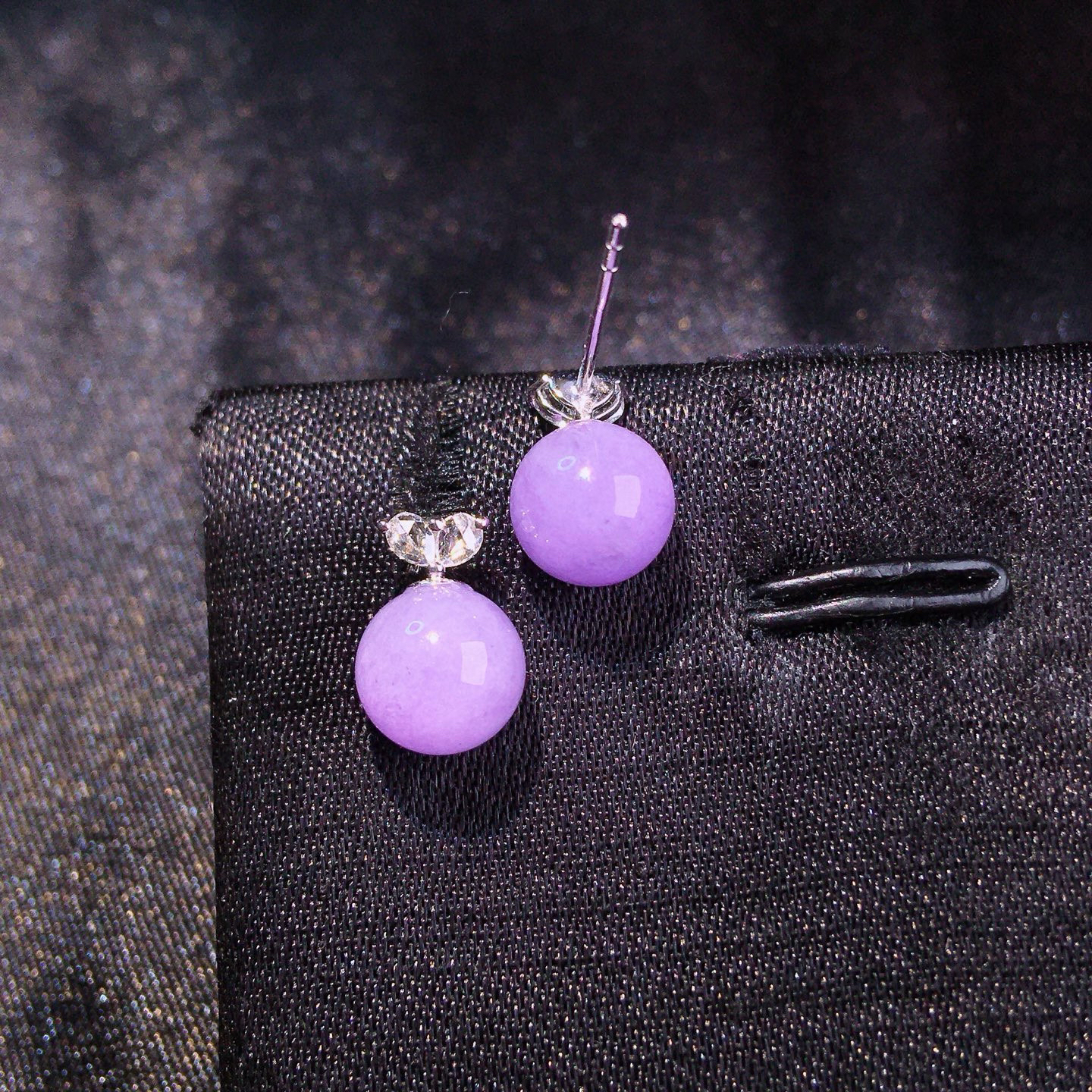 紫罗兰圆珠耳钉，颜色靓丽，水润起胶，料子清爽。