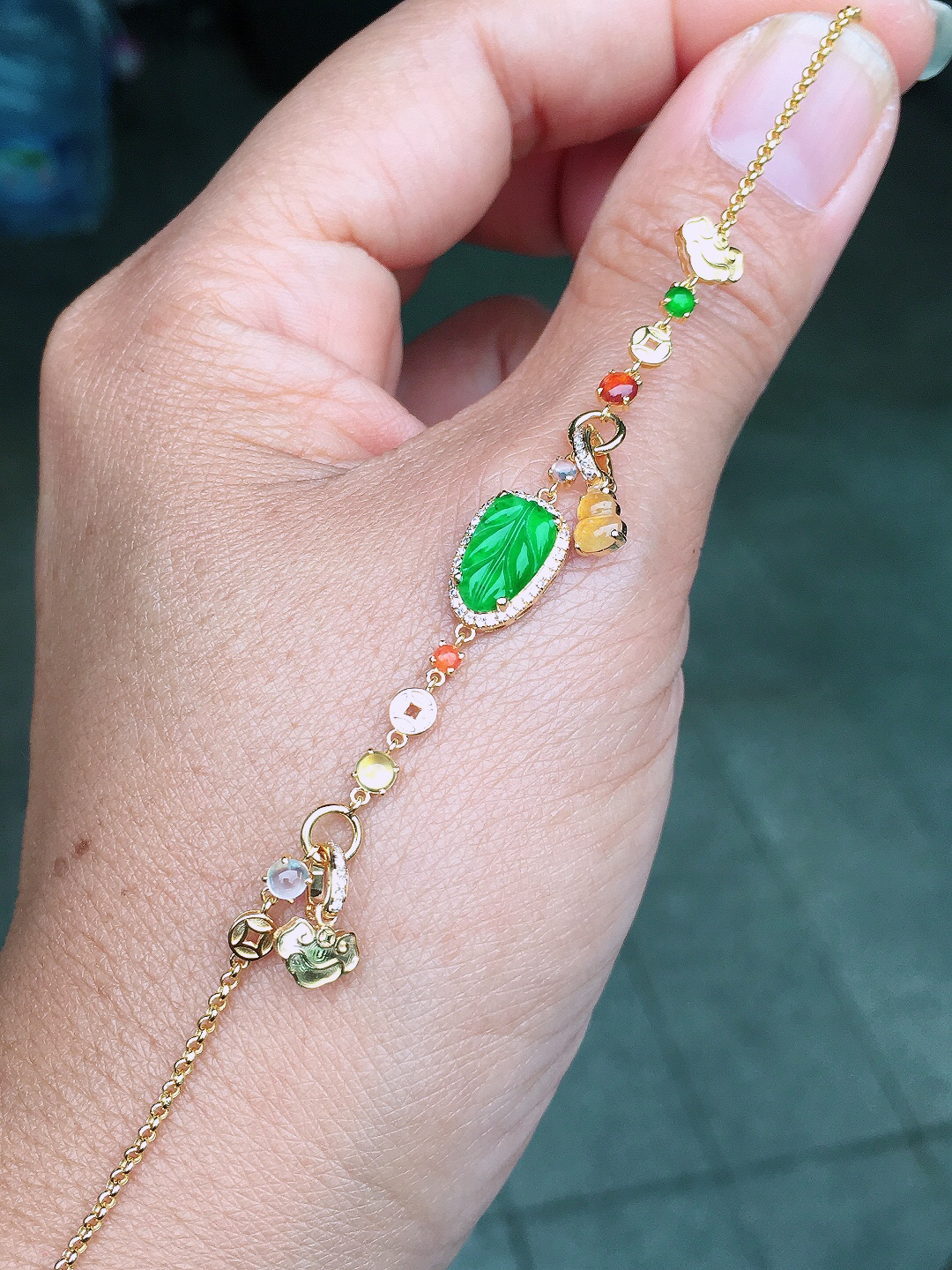 阳绿玉叶手链，色泽均匀艳丽，玉质细腻，荧光感超
强，饱满圆润，尽显优雅气质，18k
金豪华镶嵌