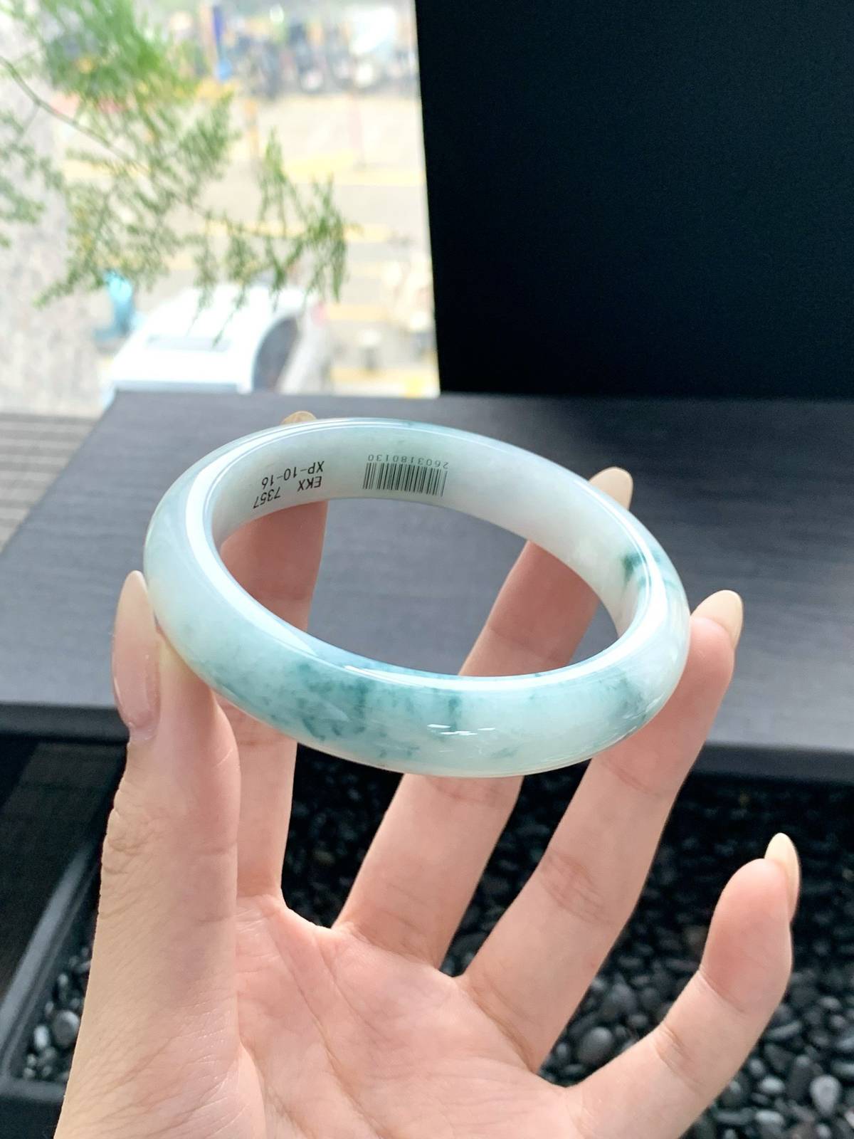 【飘花手镯】
飘花翡翠手镯如一泓春水映落花，清透的底色上翠色轻漾如云如絮，灵动生辉
【尺寸】57-12.5-8mm