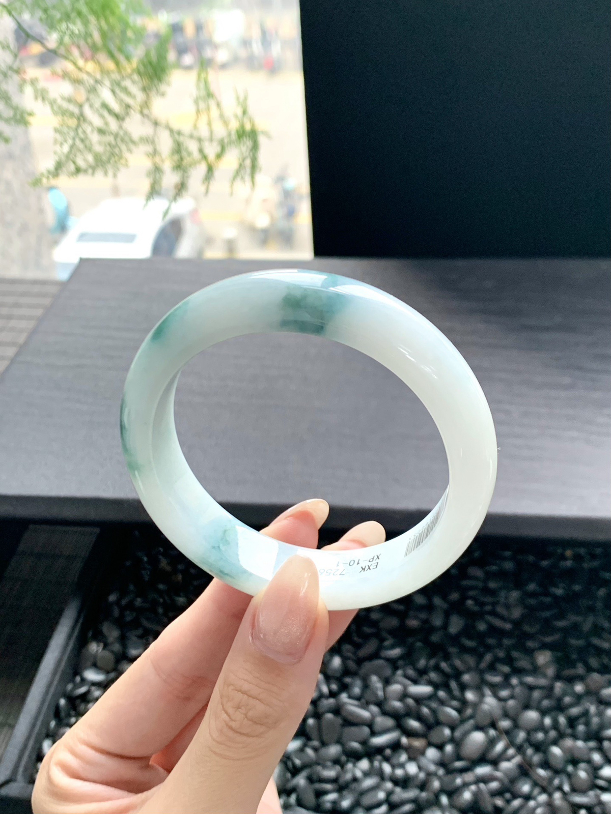 【飘花手镯】
飘花翡翠手镯如一泓春水映落花，清透的底色上翠色轻漾如云如絮，灵动生辉
【尺寸】56