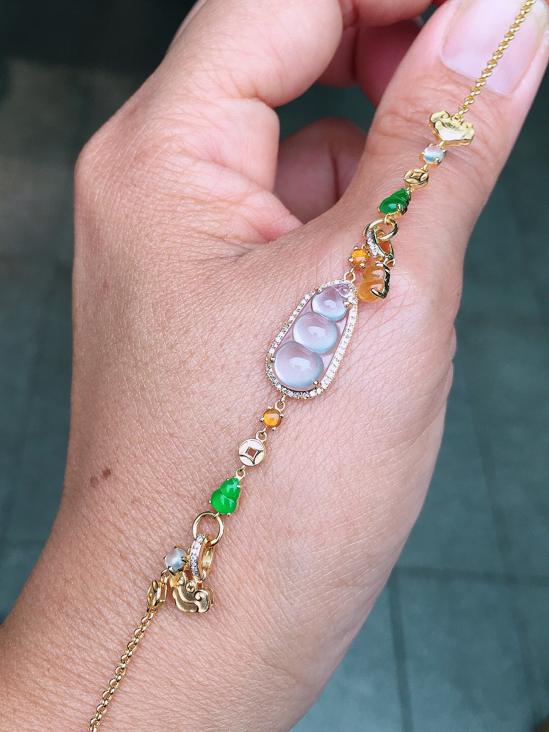 玻璃种福豆手链，玉质细腻，荧光感超
强，饱满圆润，尽显优雅气质，18k
金豪华镶嵌