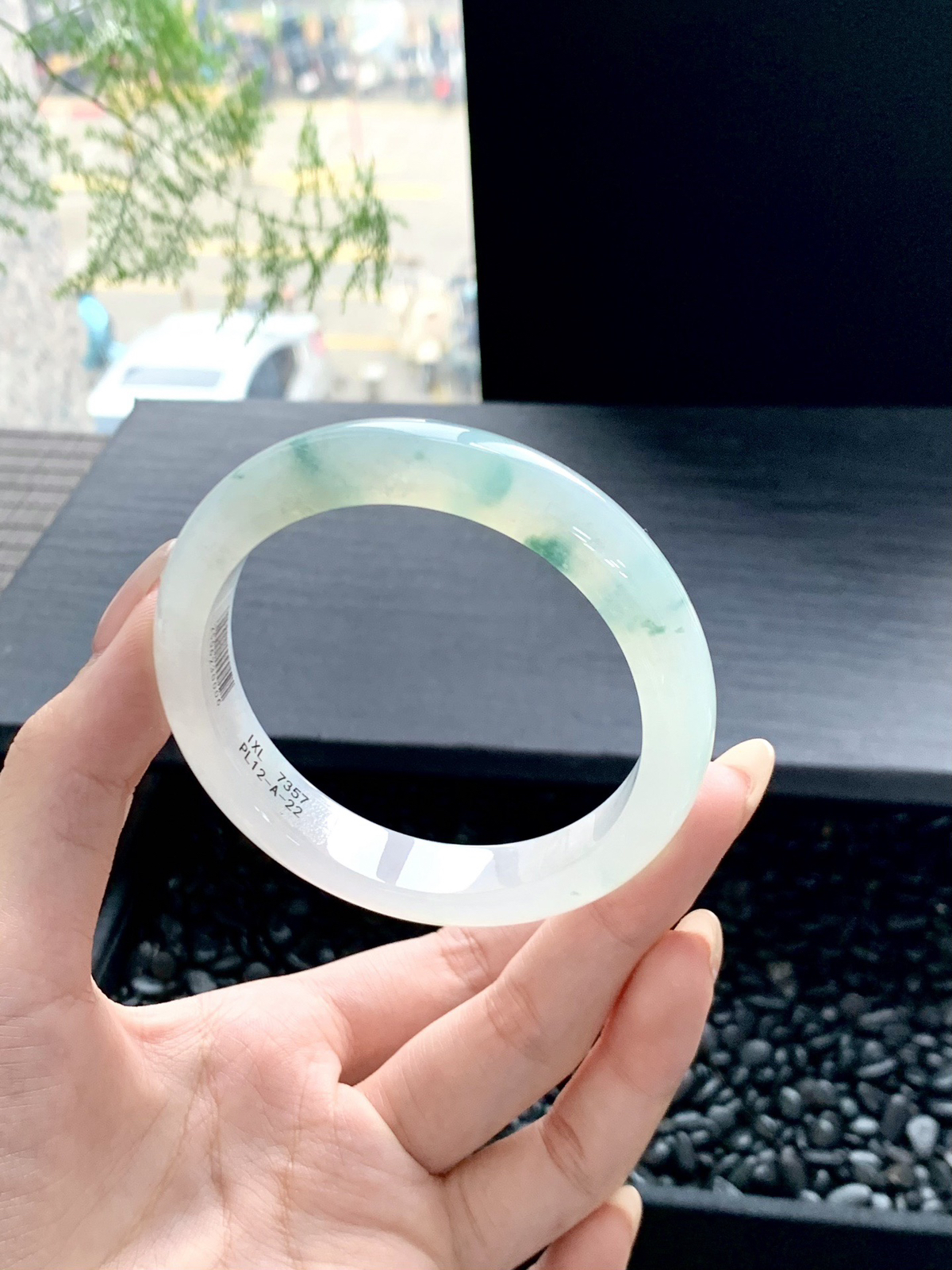 【冰飘花手镯】
清爽花色灵动而飘渺，勾勒出一副唯美诗意的山水意境画，古典优雅又秀气
【尺寸】57-12-8mm