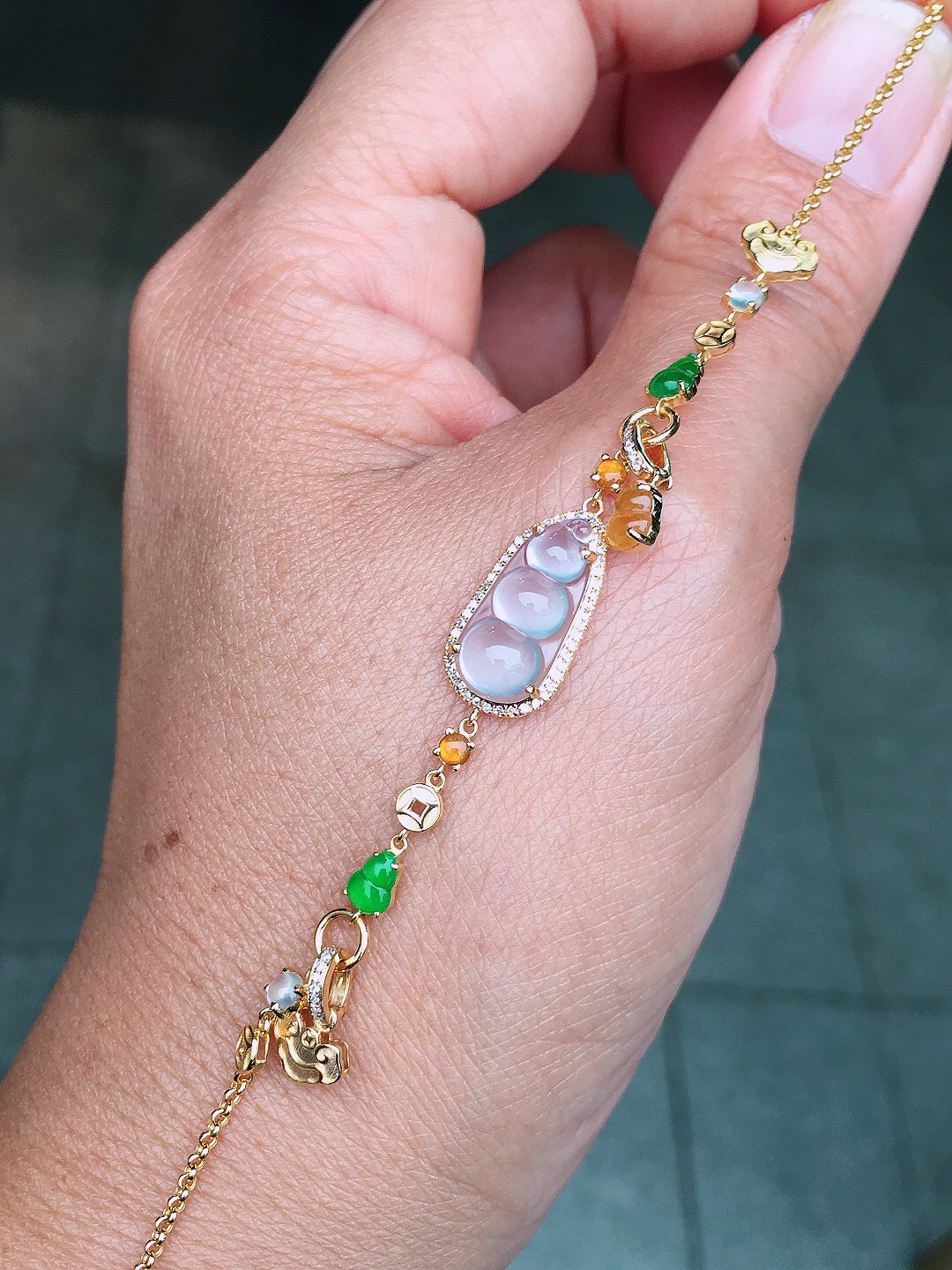 玻璃种福豆手链，玉质细腻，荧光感超
强，饱满圆润，尽显优雅气质，18k
金豪华镶嵌