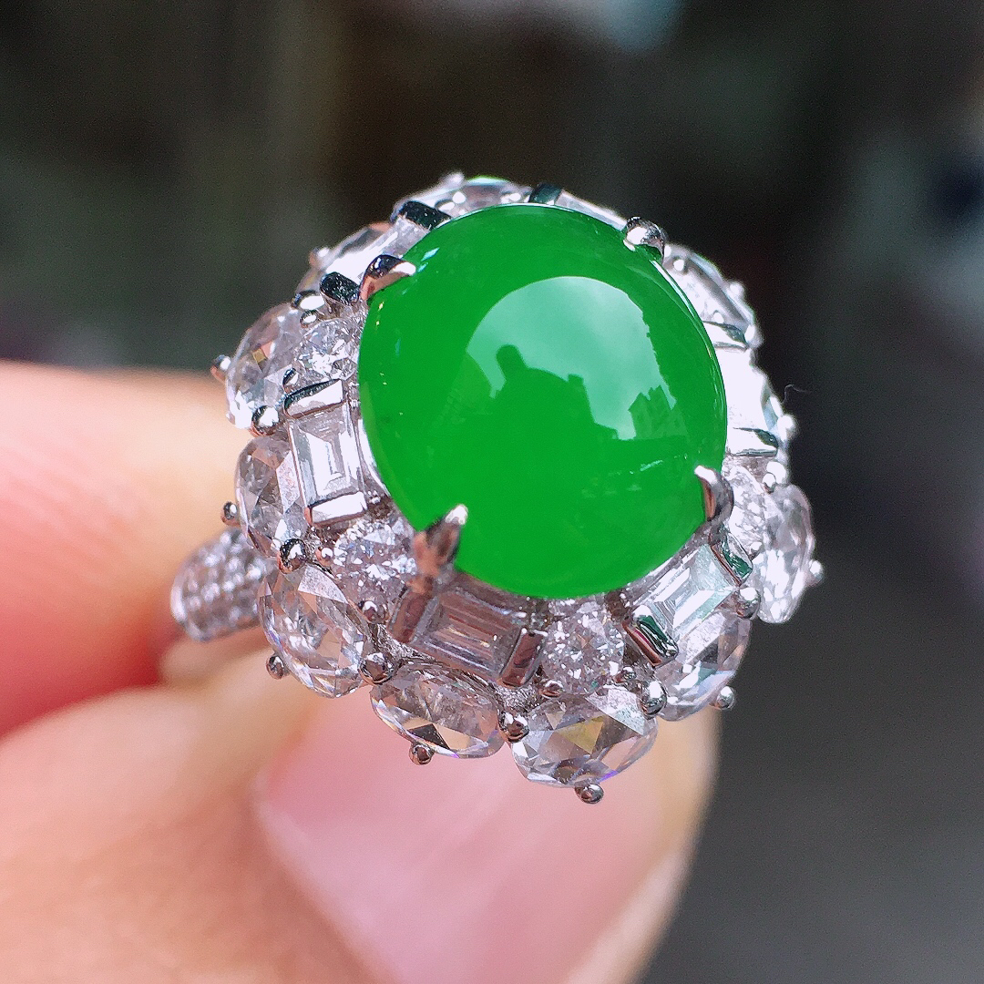 阳绿蛋面戒指，色泽均匀艳丽，玉质细腻，荧光感超
强，饱满圆润，尽显优雅气质，18k
金豪华镶嵌