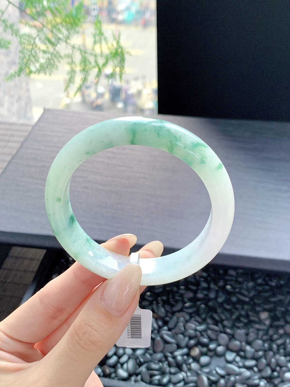 【晴底飘花手镯】
水润晴底飘花，底子细腻光滑富有大自然的美感，一抹浓浓色系很大气
【尺寸】55-12-8mm