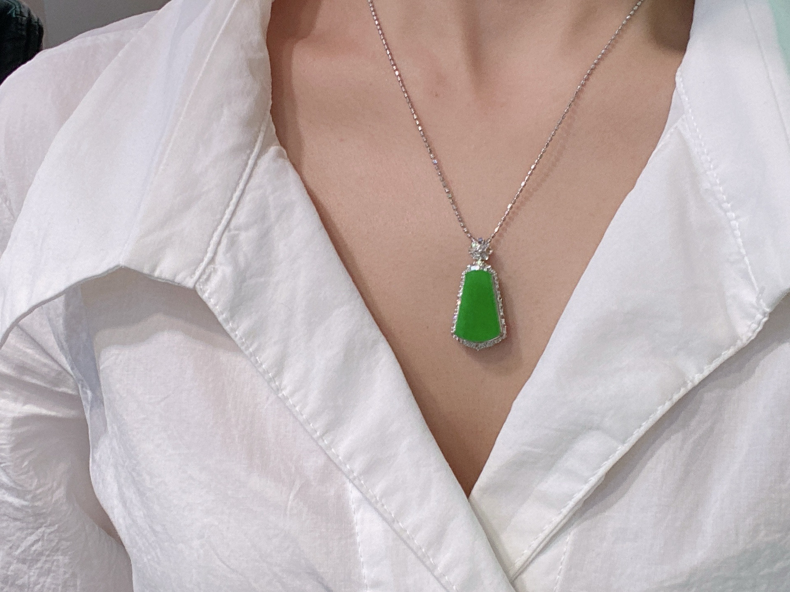 冰阳绿无事牌吊坠 
种老肉细 精致简约
色阳色正 18k金镶嵌 高性价比‼️
尺寸如图一  实物更美～